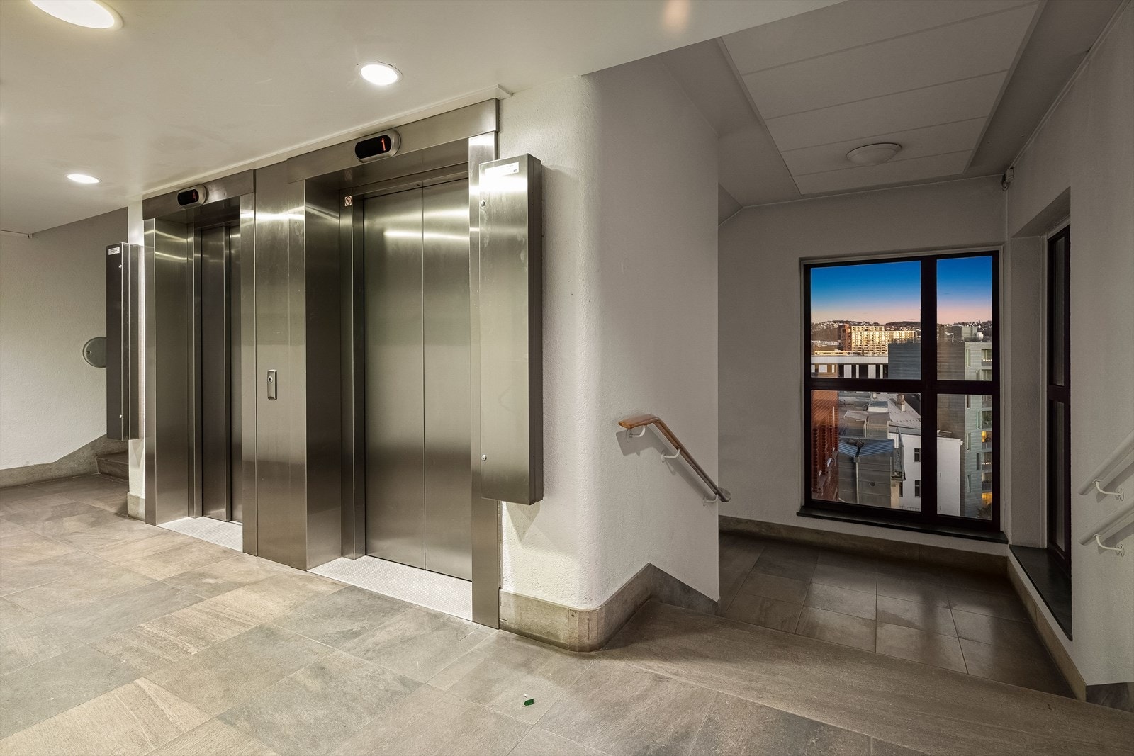 Leiligheten har enkel adkomst via heis fra en ryddig felles korridor. Galleribilde