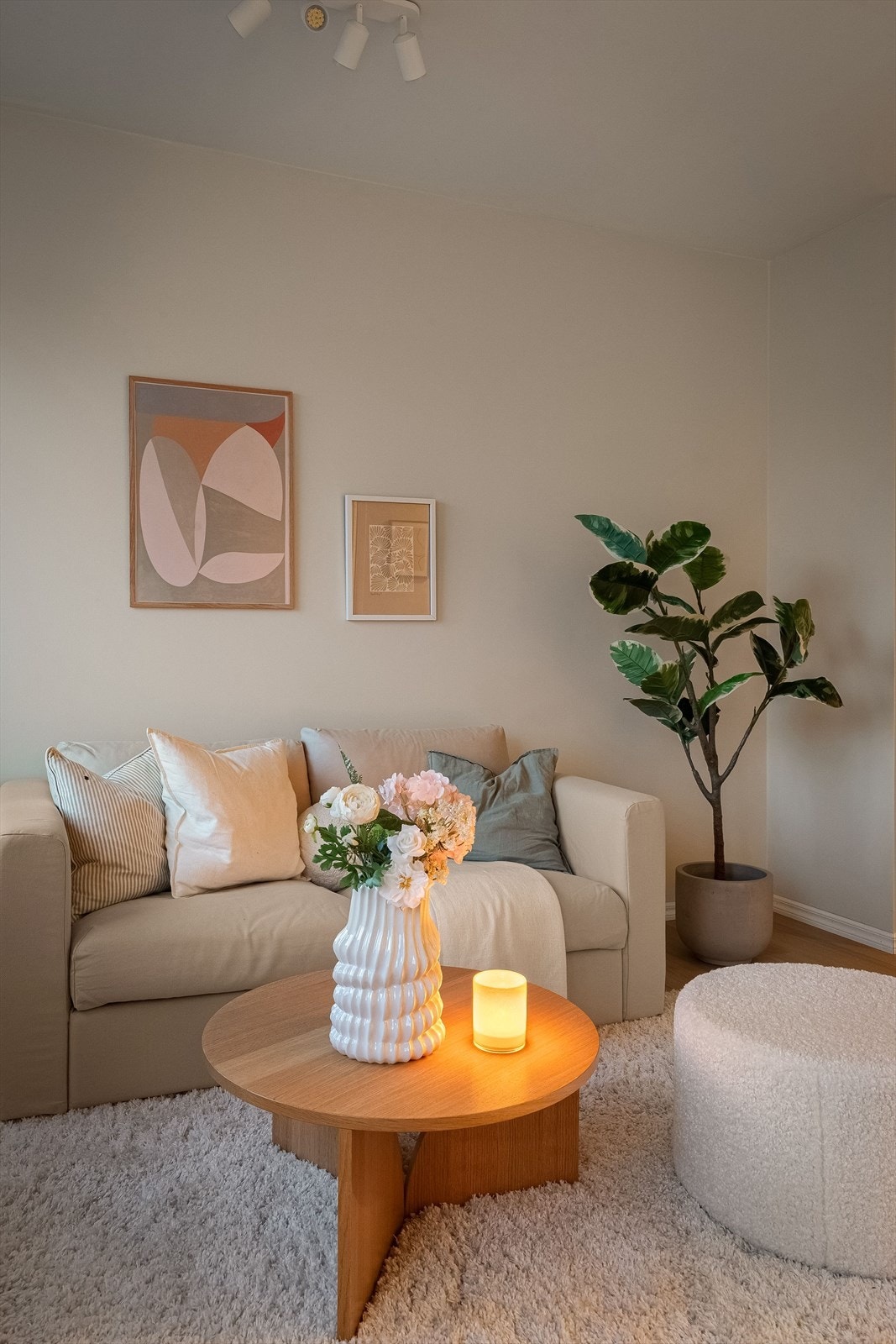 Gjennomgående laminatgulv fra 2025 gir et helhetlig preg. Galleribilde