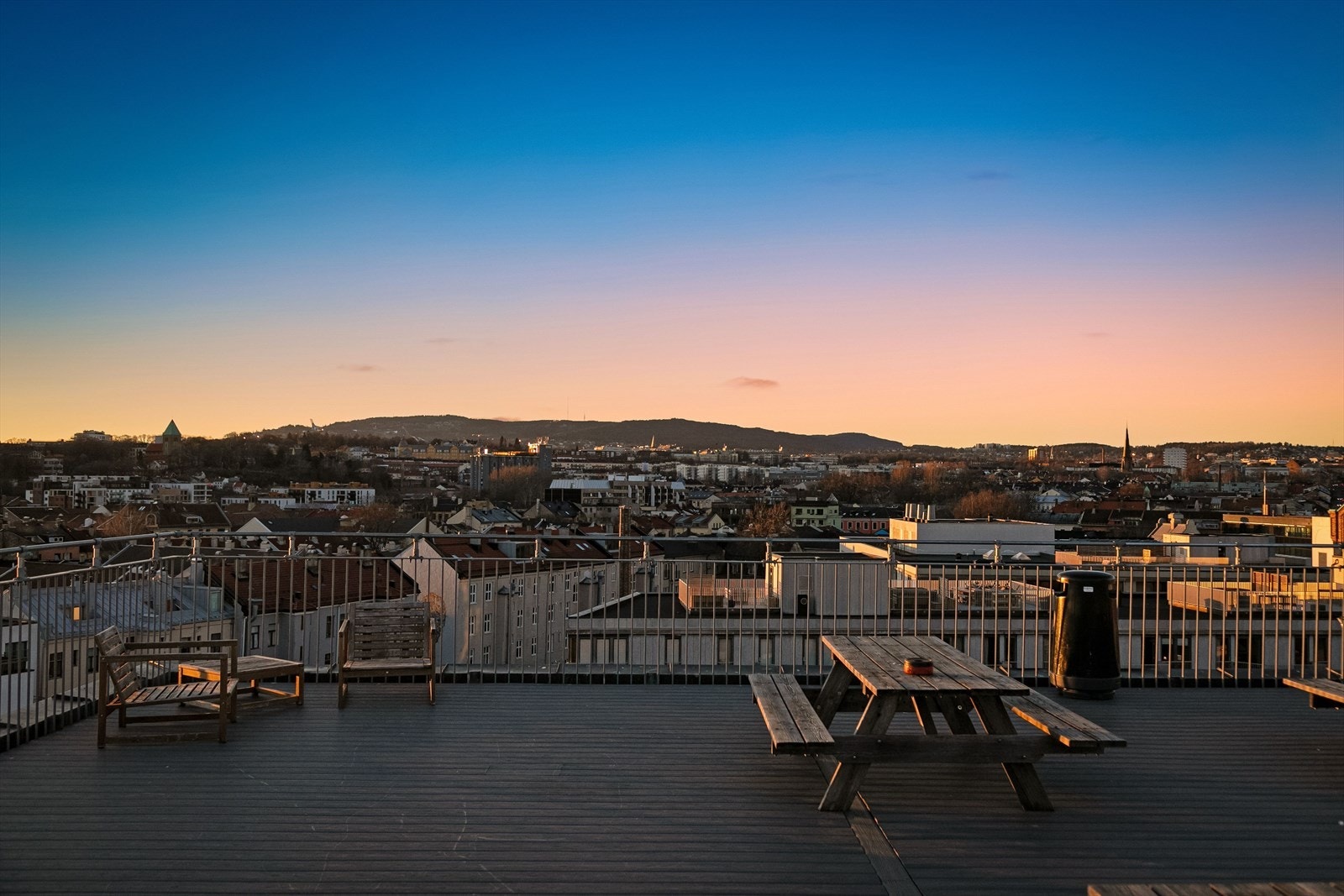 Terrassen har rikelig med plass og flere sittegrupper. Galleribilde