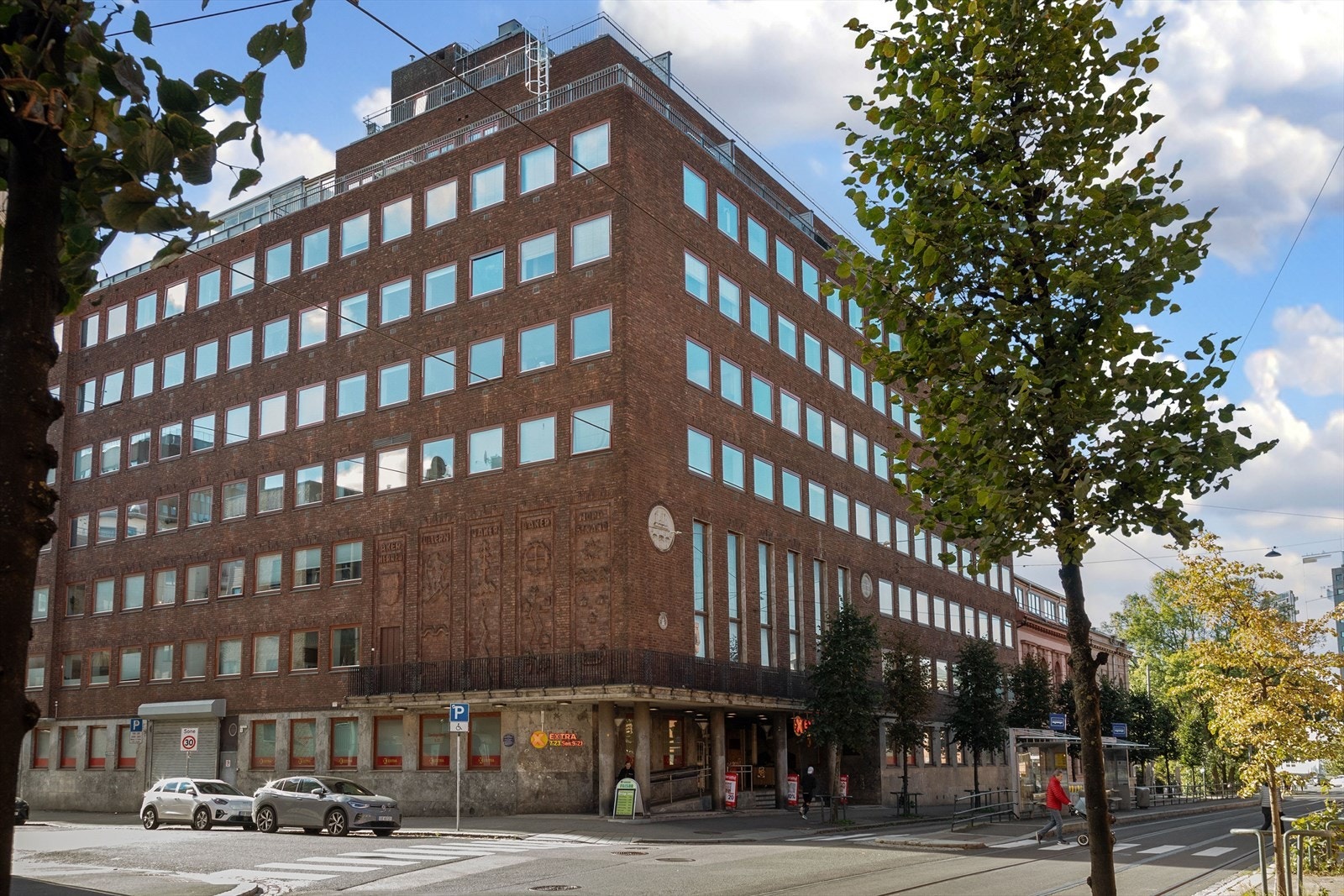 Bygget fra 1941 har en klassisk teglsteinsfasade og ble ombygget fra kontorer til boliger i 2005. Galleribilde