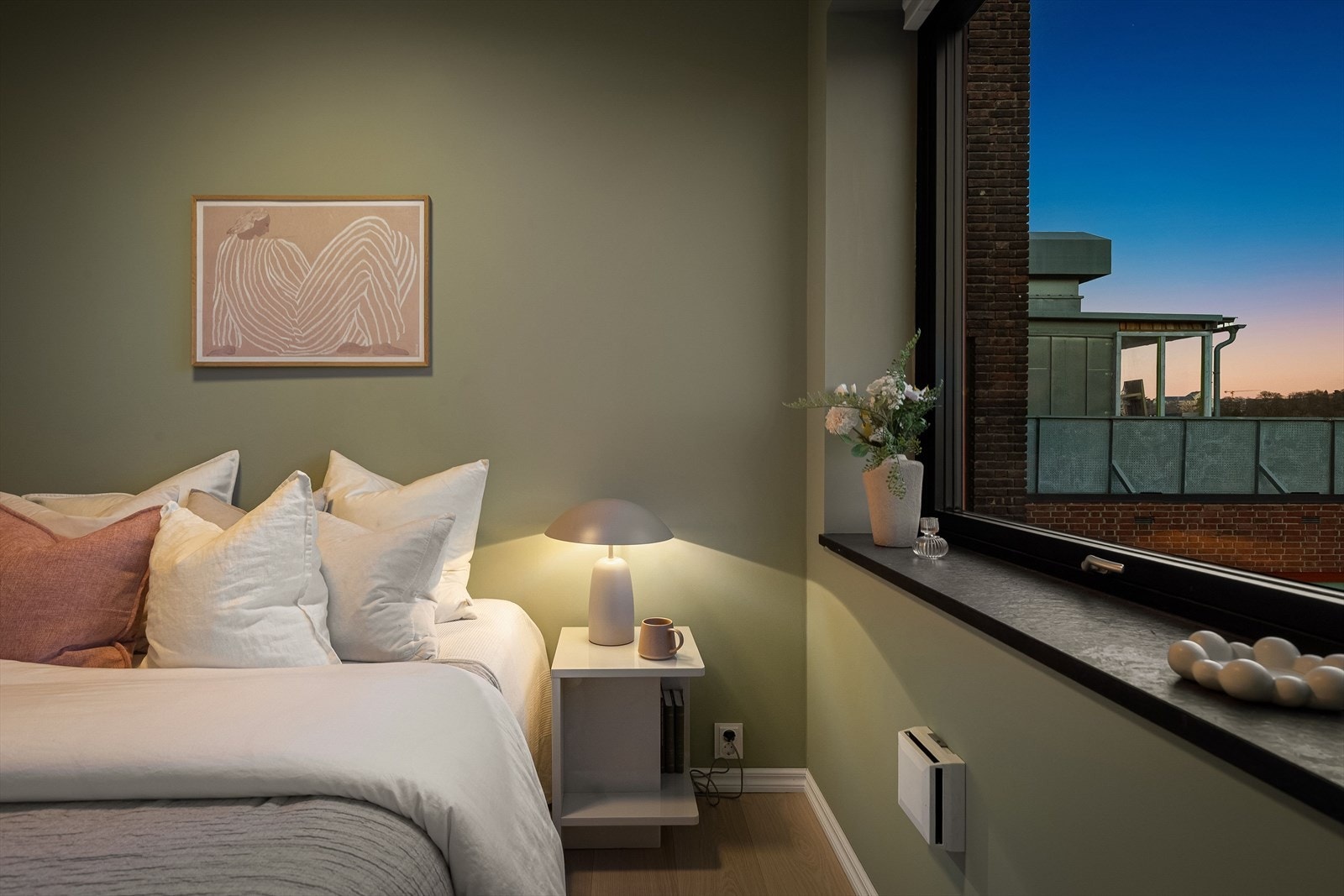 Rommet er malt i et lunt fargepalett - perfekt for å finne roen på kvelden. Galleribilde