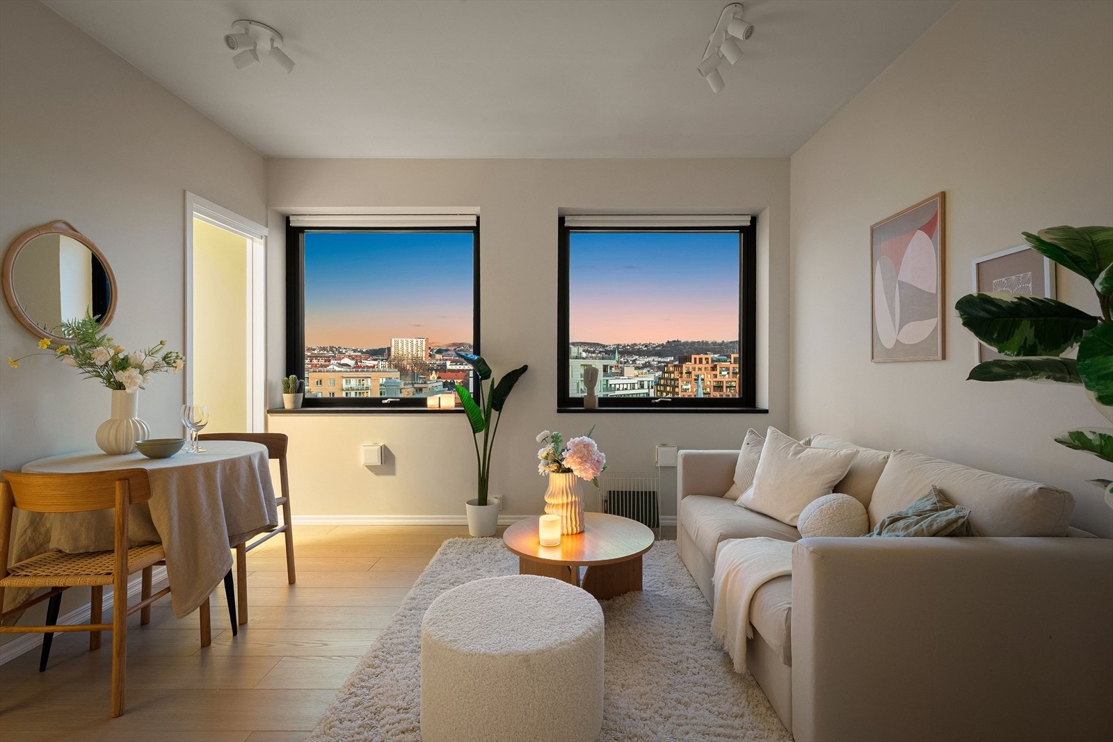 Spotlights i taket sørger for en jevn lysfordeling i rommet. Galleribilde