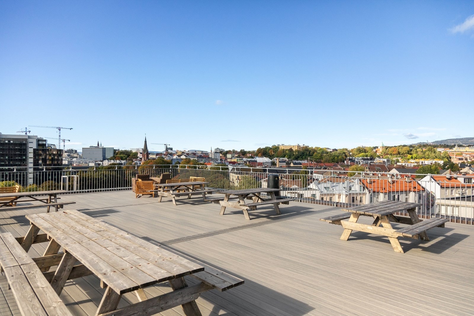Borettslaget disponerer en stor felles takterrasse i 9. etasje, tilgjengelig for alle beboere. Galleribilde