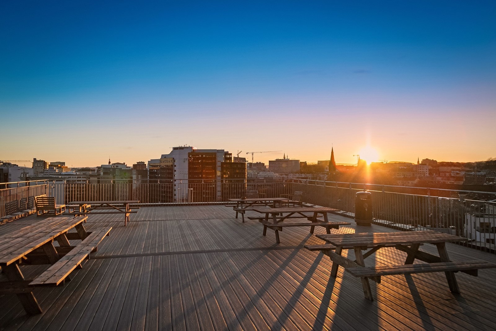Takterrassen er et ideelt sted for sosiale sammenkomster eller avslappende kvelder med utsikt over byen. Galleribilde