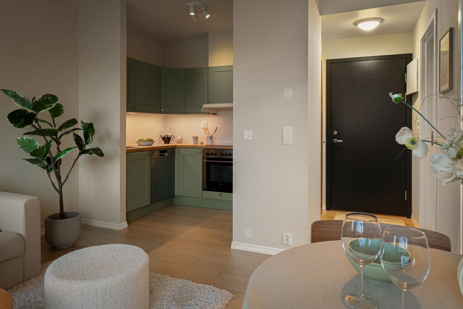 Fra entréen åpner leiligheten seg opp mot stue og kjøkken. Varmtvann er inkludert i felleskostnadene. Galleribilde