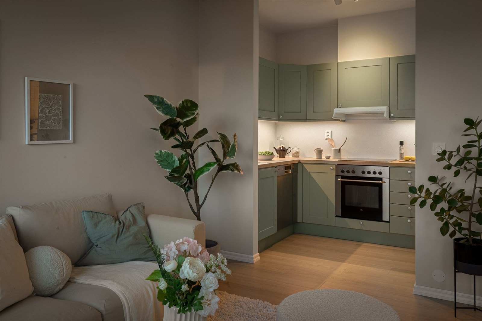 Kjøkkenet er praktisk plassert i rommet og har godt med oppbevaringsplass i over- og underskap. Galleribilde