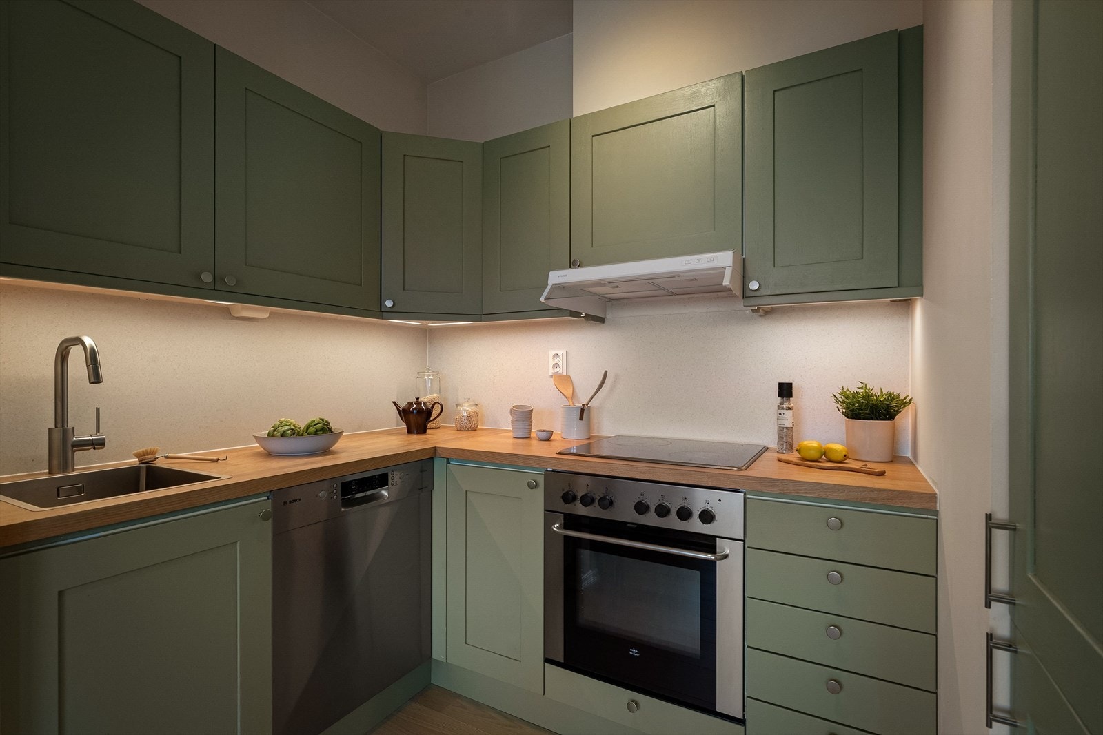 Kjøkkenet er oppgradert i 2025 med ny benkeplate i tre og malte fronter og integrerte hvitevarer. Galleribilde