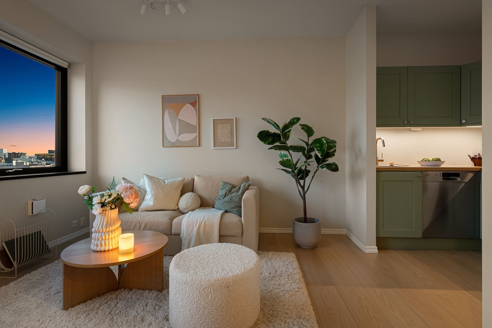 Den åpne løsningen sørger for en sømløs overgang mellom oppholdsrommene. Galleribilde