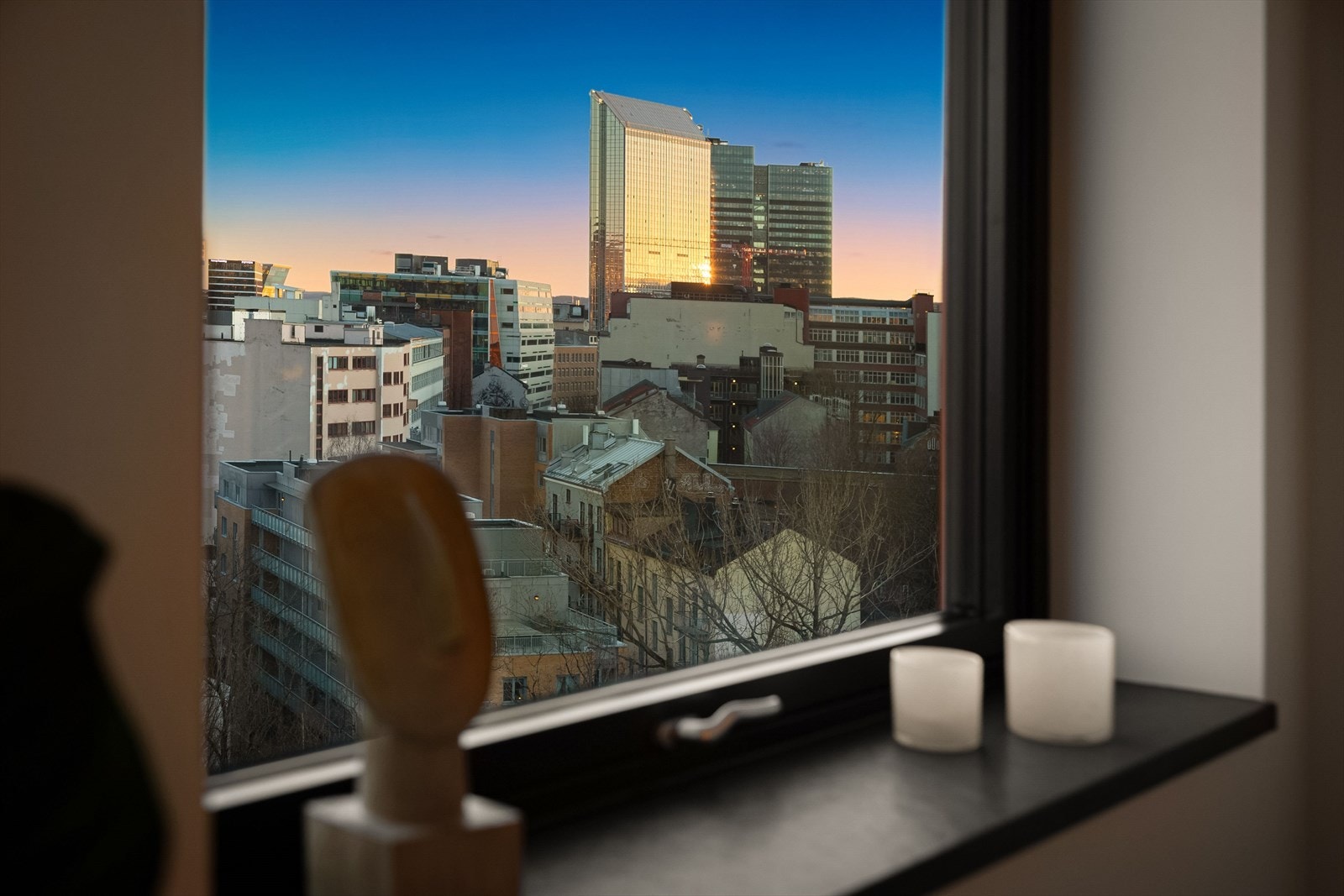 Utsikten fra vinduet strekker seg mot Barcode og byens silhuett. Galleribilde