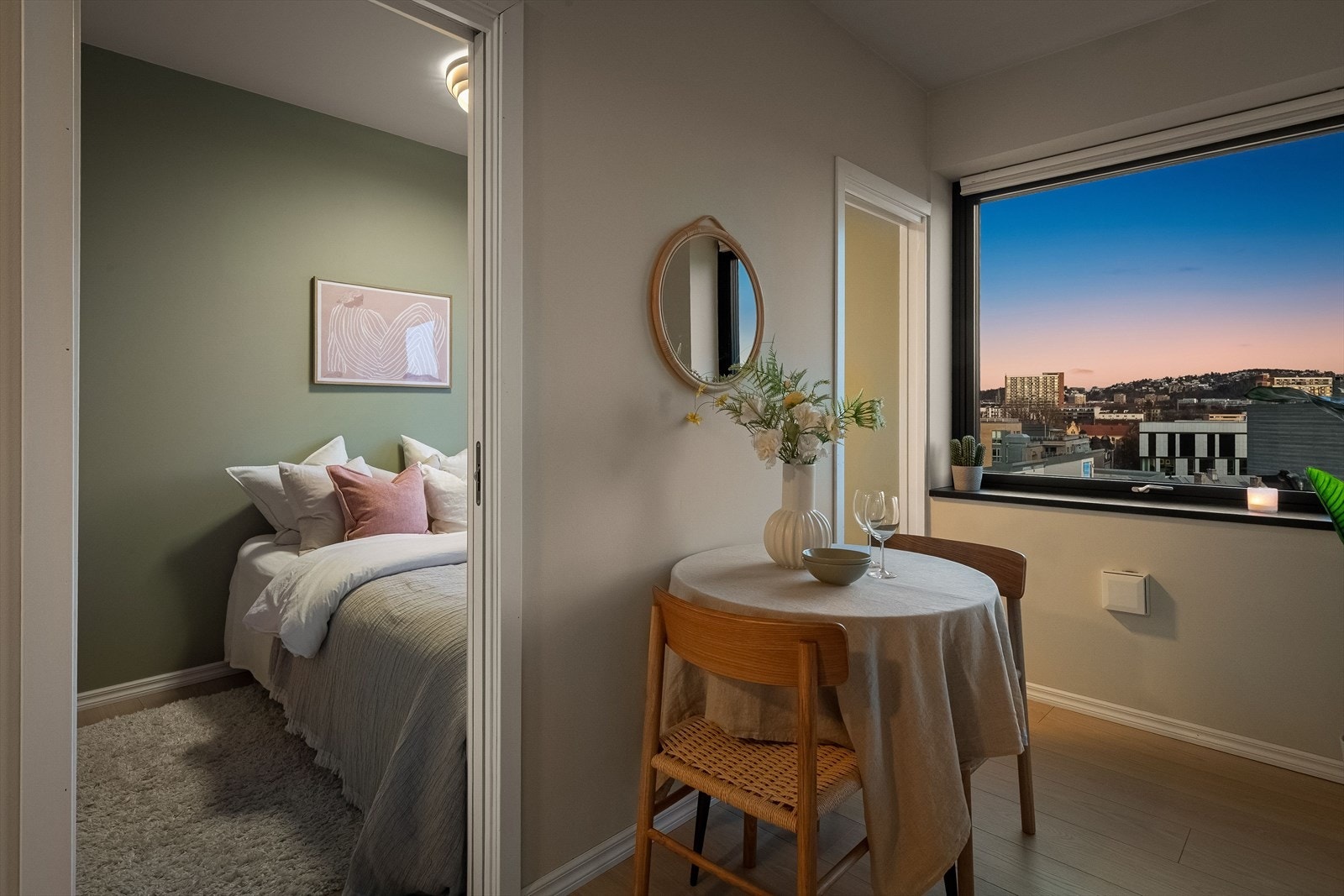 Fra stuen er det inngang til soverommet via plassbesparende skyvedører. Galleribilde