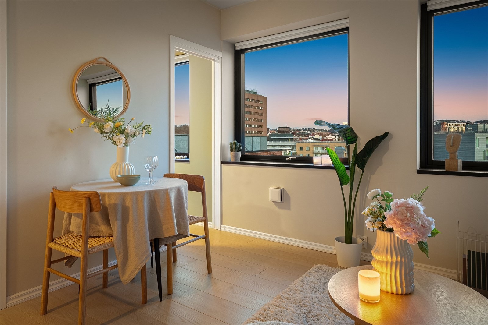 I stuen er det også plass til en hyggelig spisegruppe med bord og stoler. Galleribilde