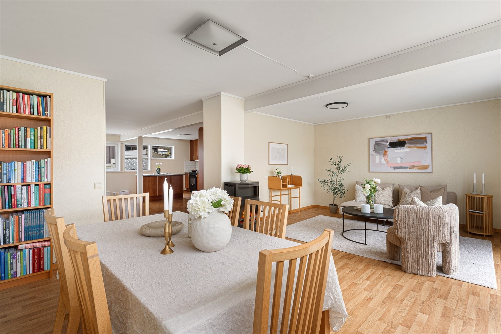 Boligen har en god og praktisk planløsning med stue og kjøkken i 1. etasje. Fra stuen har man utgang til terrasse og hage. Galleribilde