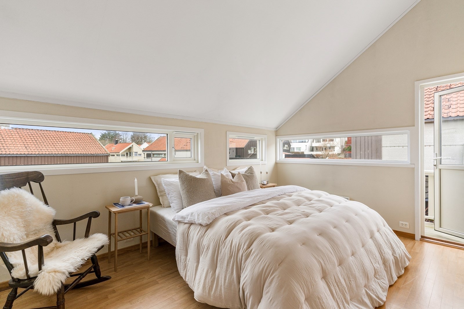 Boligen har 4 soverom, alle ligger i 2. etasje. Bad like ved. Galleribilde