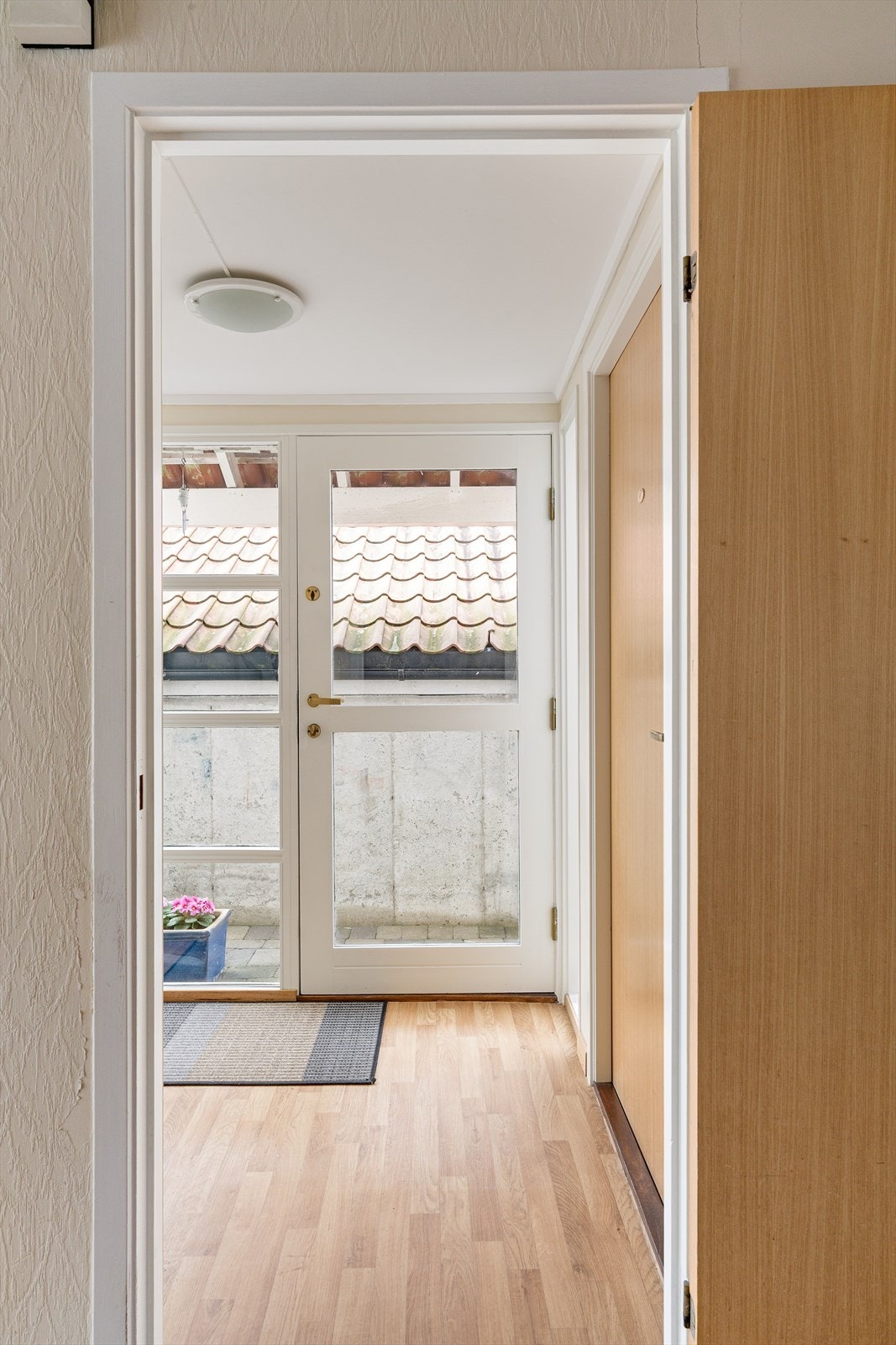 Lys og innbydende entré med store vindusflater som gir et åpent og luftig førsteinntrykk. Galleribilde