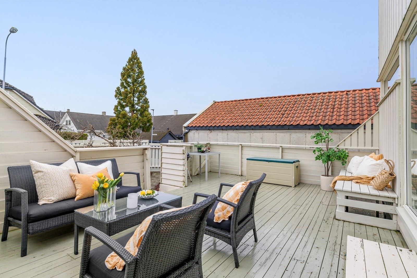 Romslig terrasse med flott utsikt, ideell for avslapning og sosiale sammenkomster. Rolig nabolag nær alle fasiliteter. Galleribilde