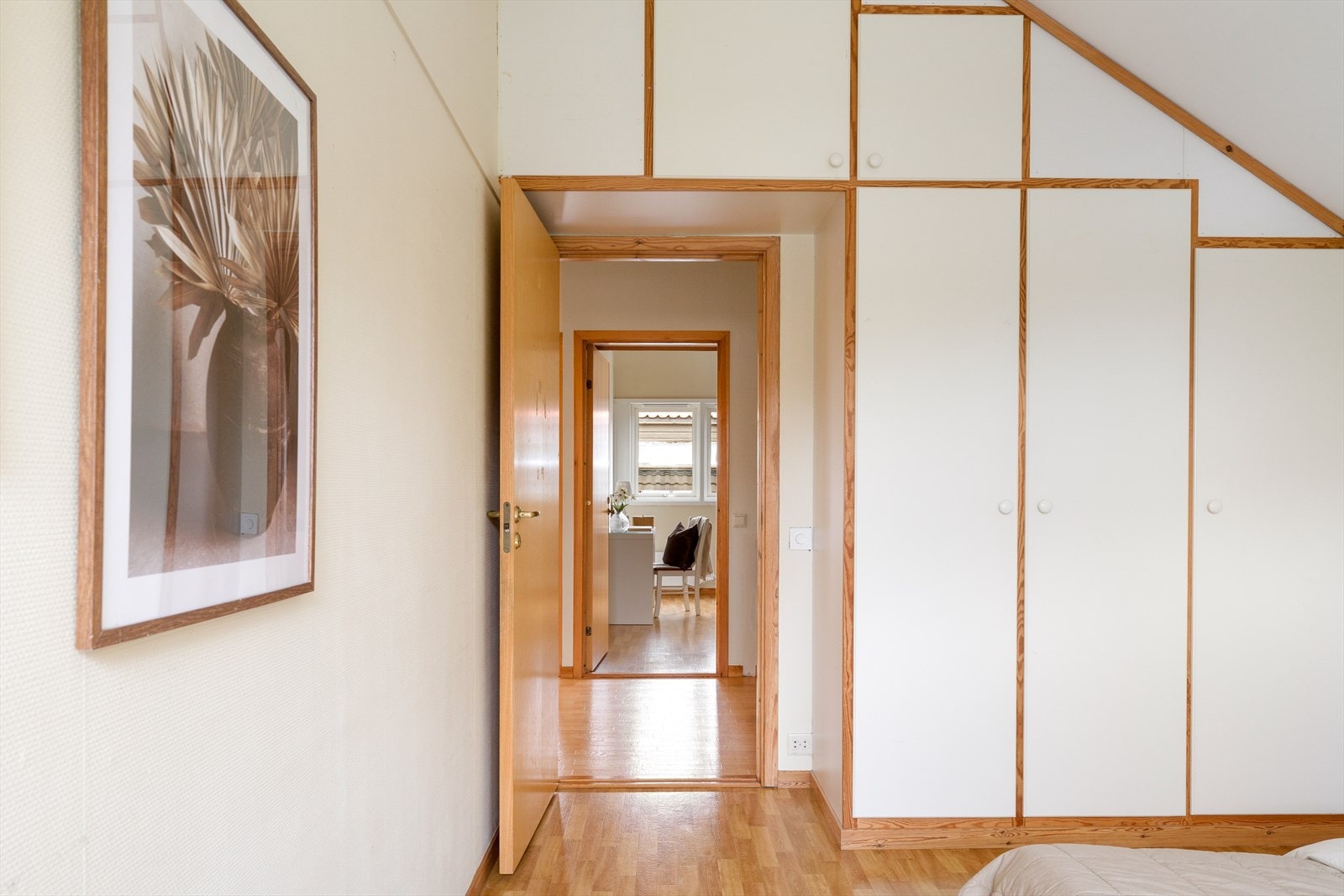 God lagringsplass i stedbygde garderobeskap. Galleribilde