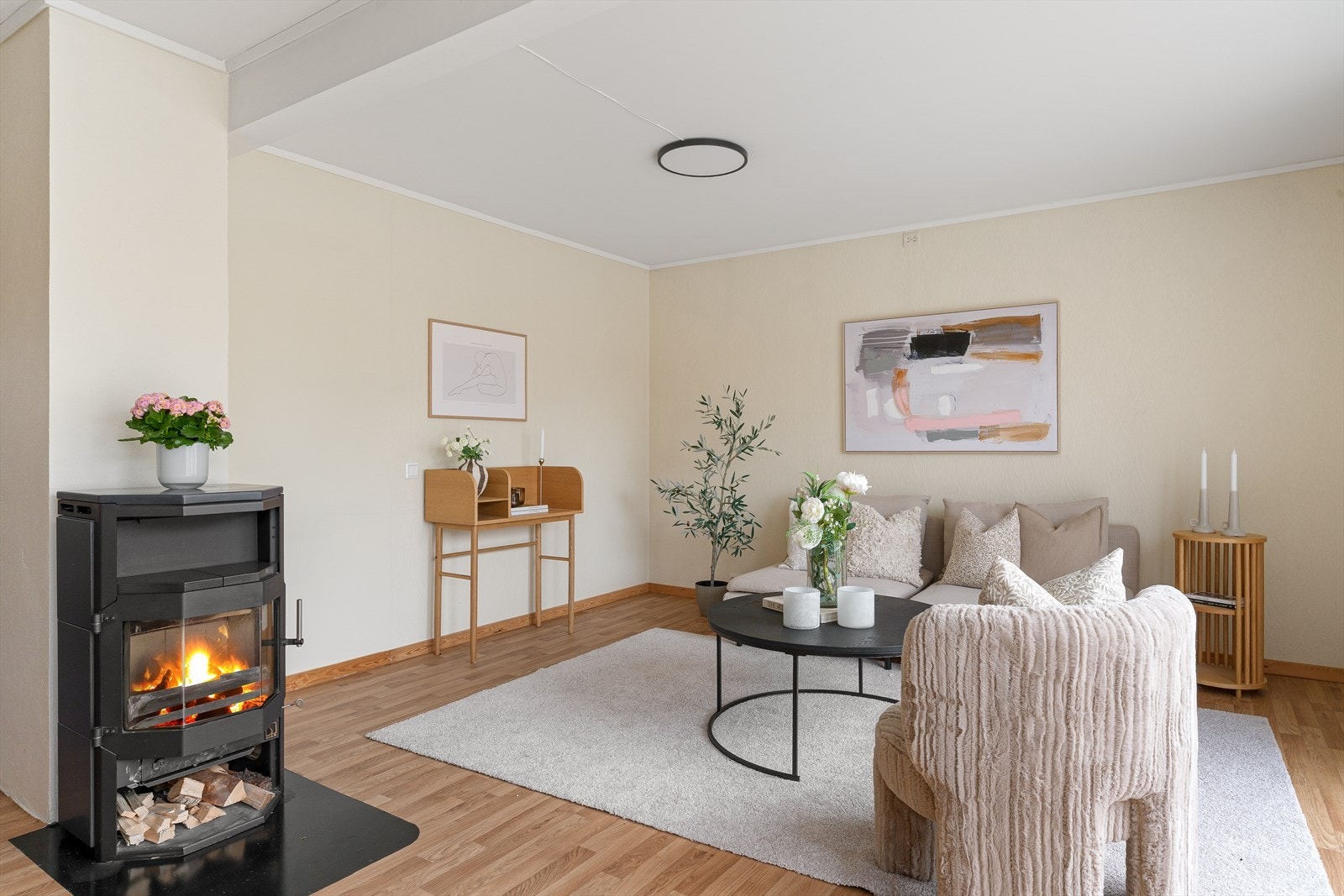 Lys og innbydende stue med peis. Perfekt for koselige kvelder og avslapning. Galleribilde