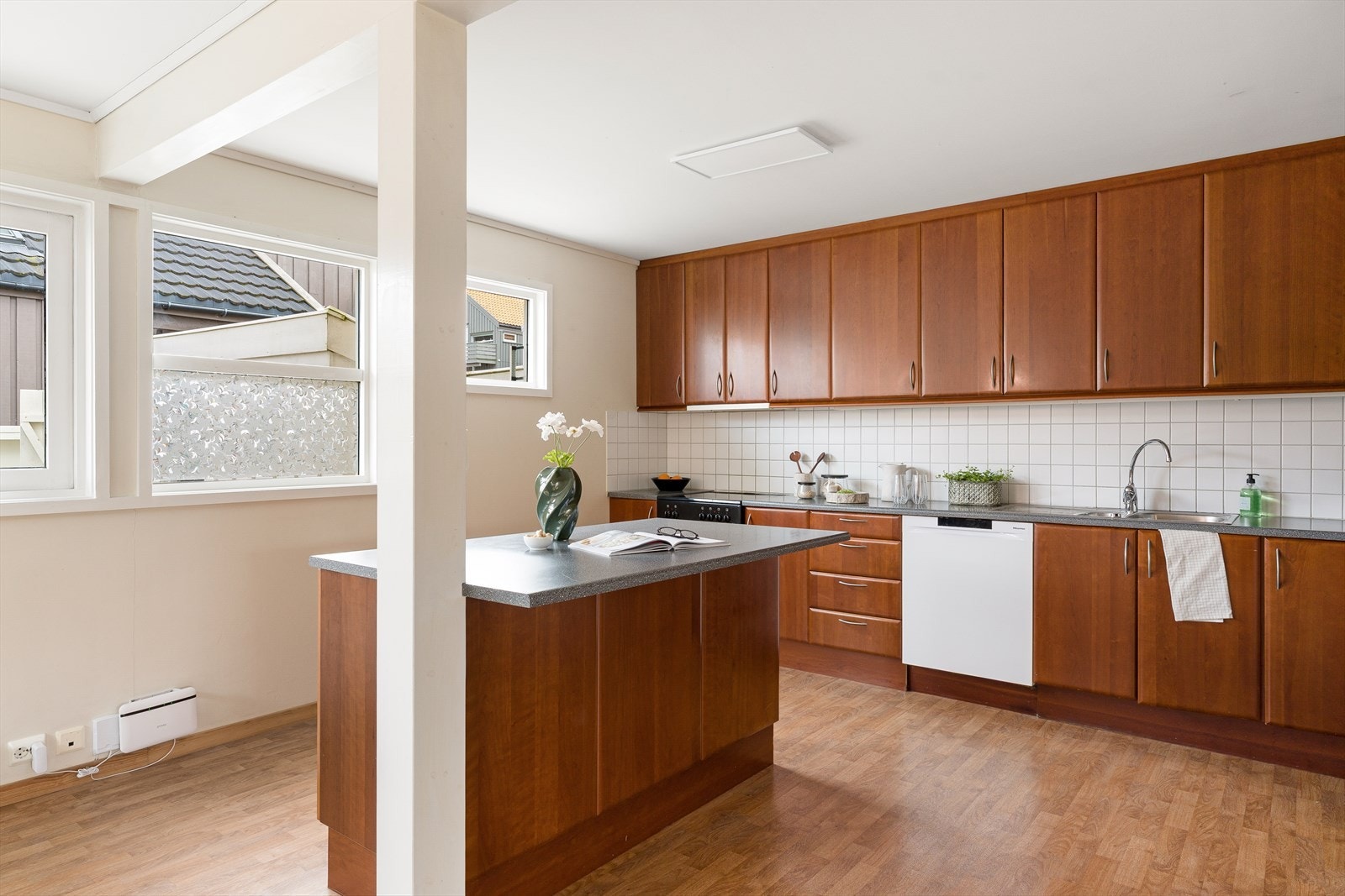 Romslig og praktisk kjøkken med god skap og benkeplass. Galleribilde