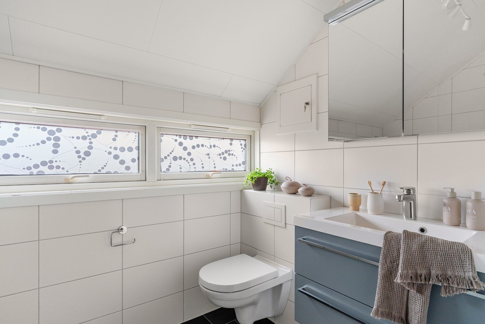 Bad i 2. etasje ble oppgradert av fagfolk i 2017. Galleribilde