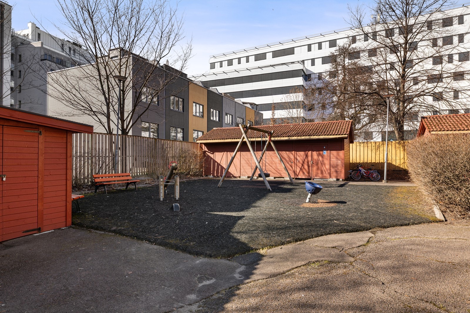 Trivelige uteområder med gode lekemuligheter og sykkelparkering Galleribilde