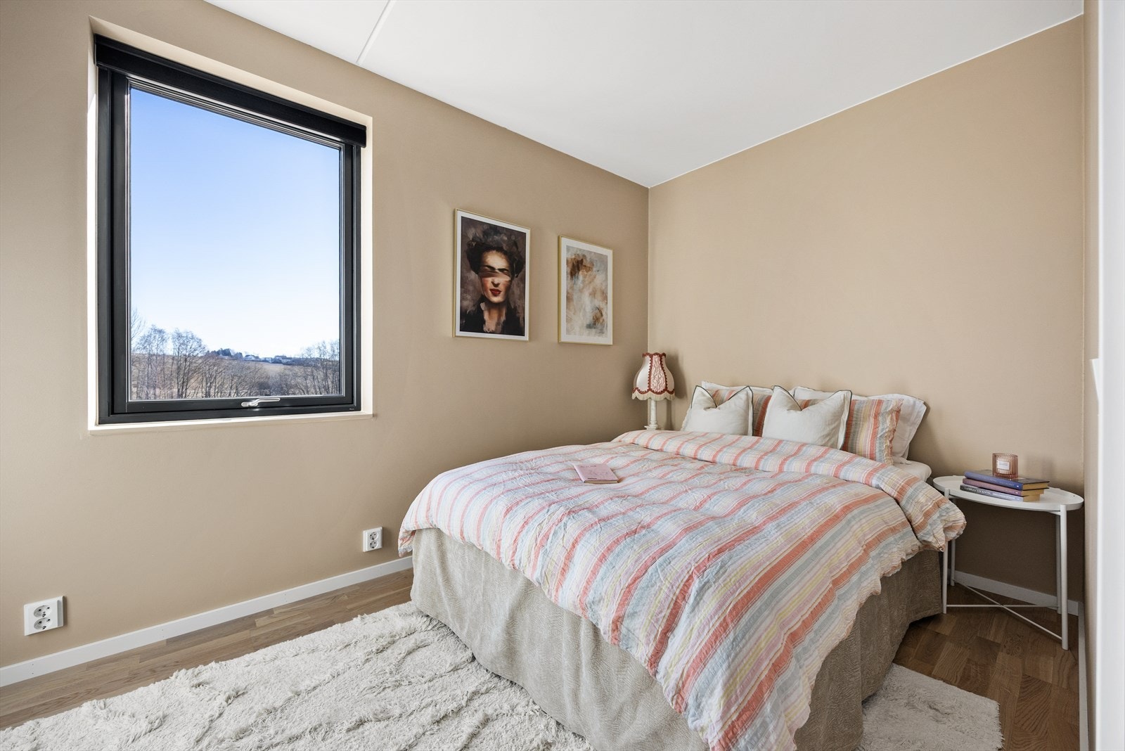 Et lunt og behagelig rom med plass for en god natts søvn. Galleribilde