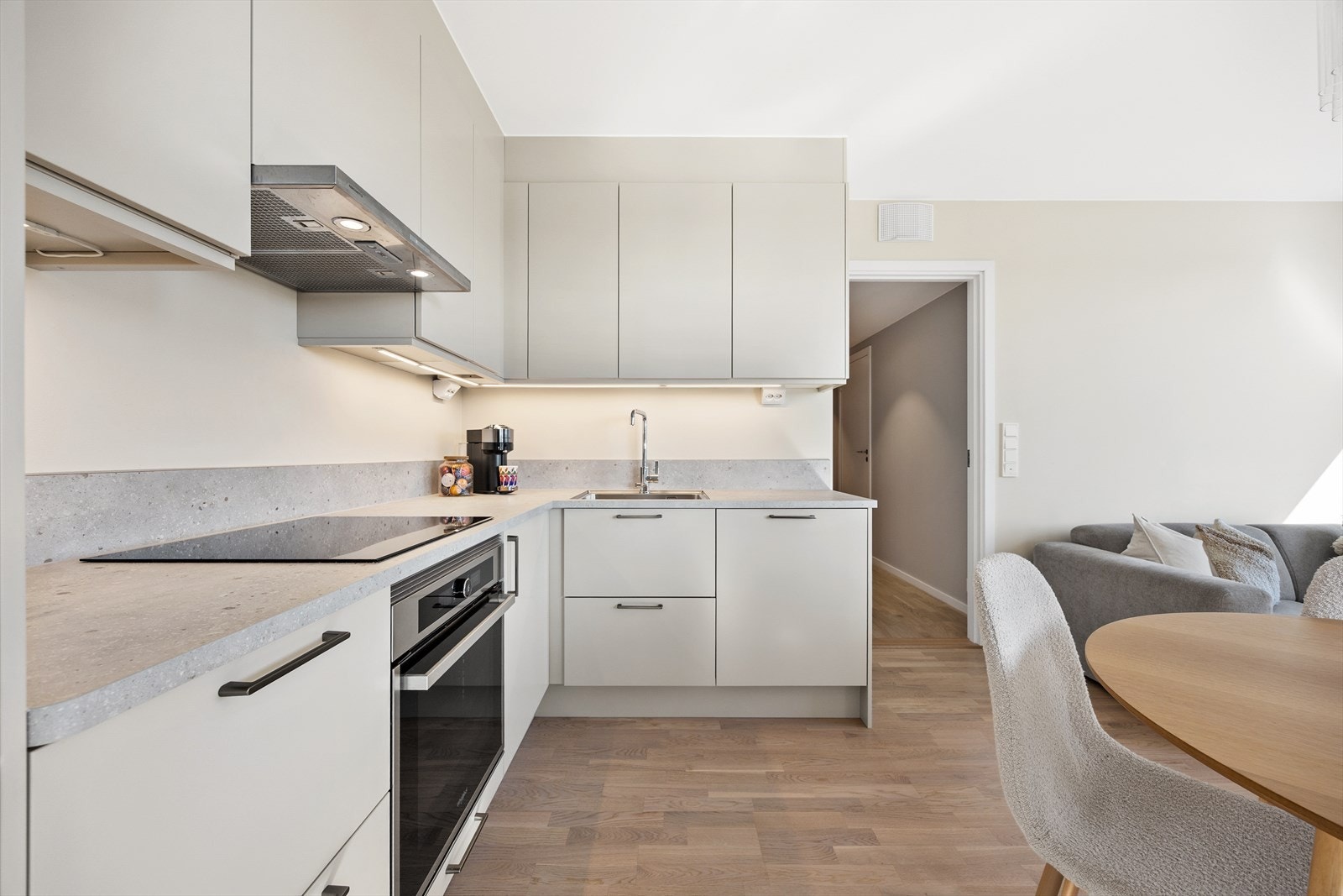 Kjøkkenet kommer med ren og stilfull innredning fra svanemerkede Marbodal. Kjøl- og fryseskap, oppvaskmaskin, stekeovn og induksjonstopp er integrert på kjøkkenet. Kjøkkenet leveres med skap og skuffer med dempere. Galleribilde