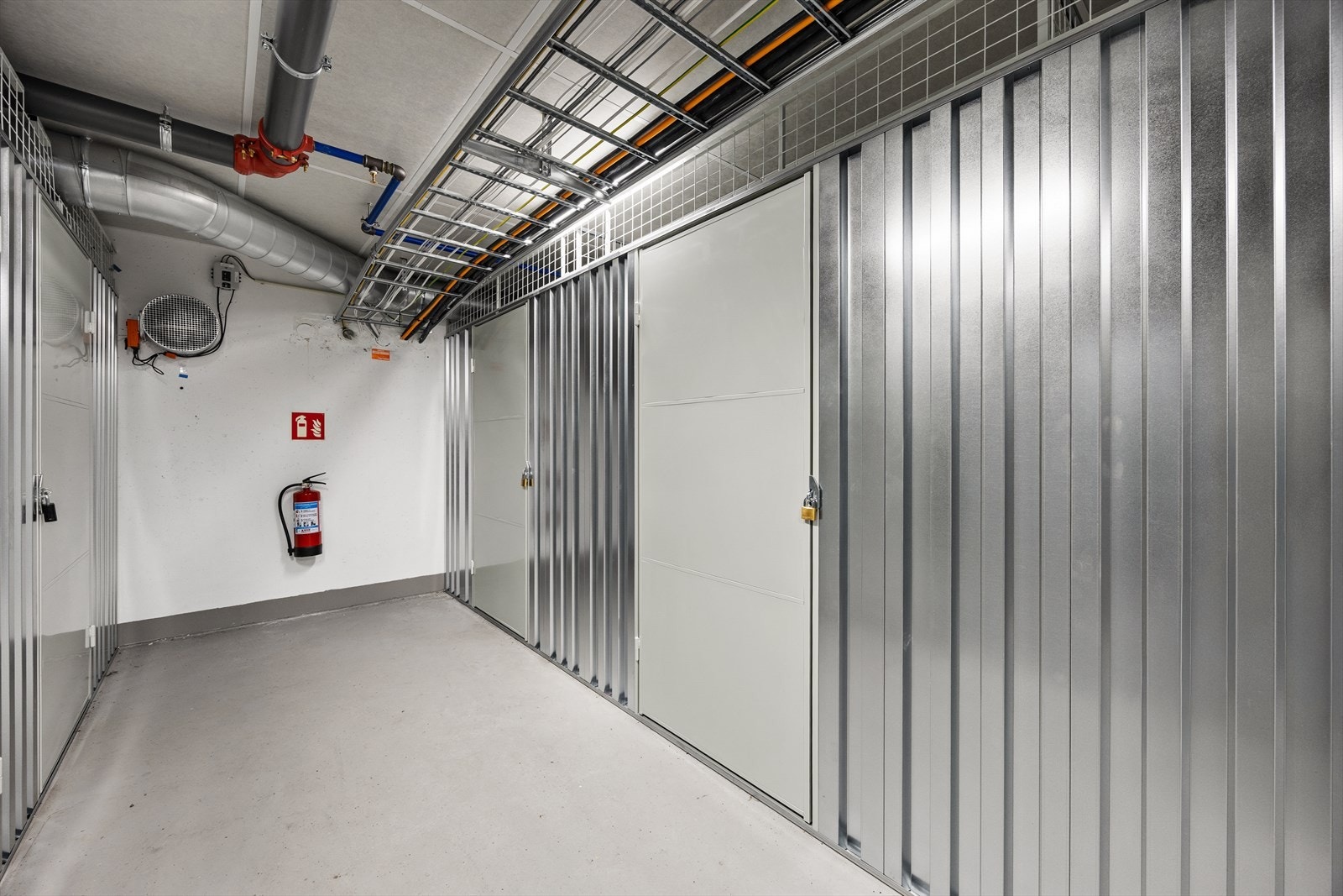 Til leiligheten hører en privat bod på 5 m² i kjelleren for ekstra lagringsplass. Galleribilde