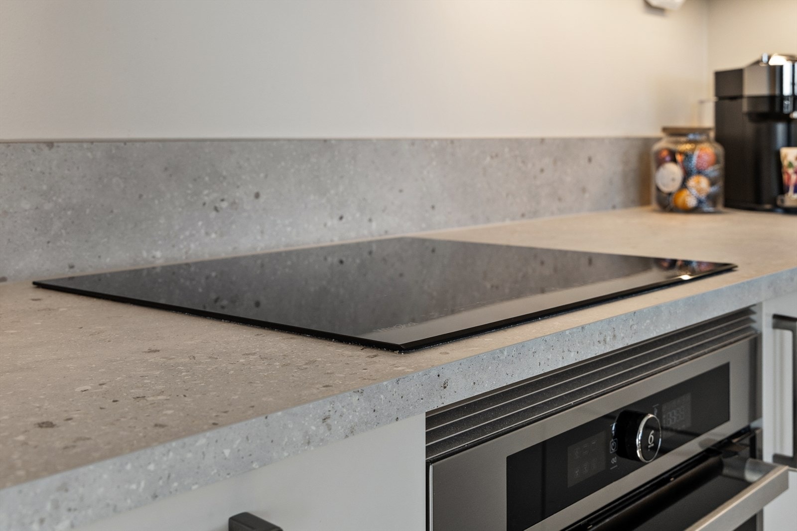 Kjøkkenet er utstyrt med nedfelt platetopp og integrert stekeovn. Galleribilde