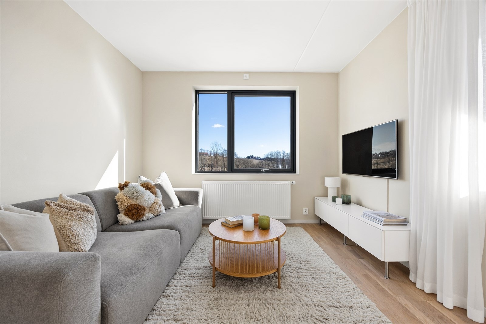 Store vindusflater gir rikelig med naturlig lys og en god romfølelse. Galleribilde