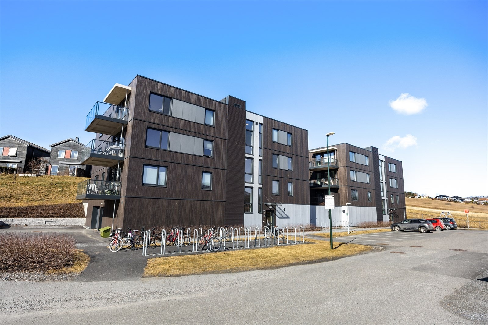 Gode parkeringsmuligheter og dedikert sykkelparkering på utsiden av bygget. Galleribilde