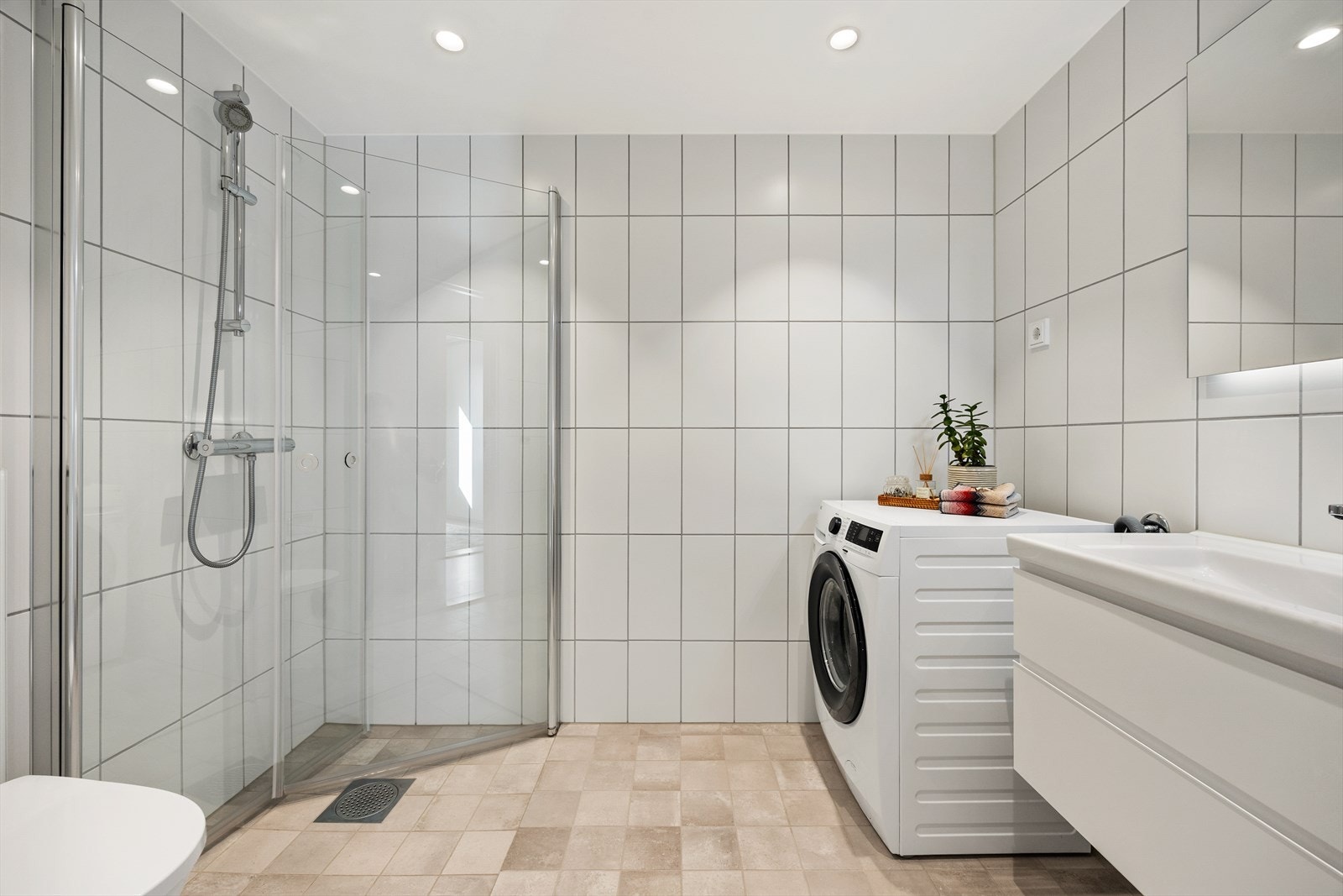 Badet har opplegg for vaskemaskin, som gir praktiske løsninger i hverdagen. Galleribilde