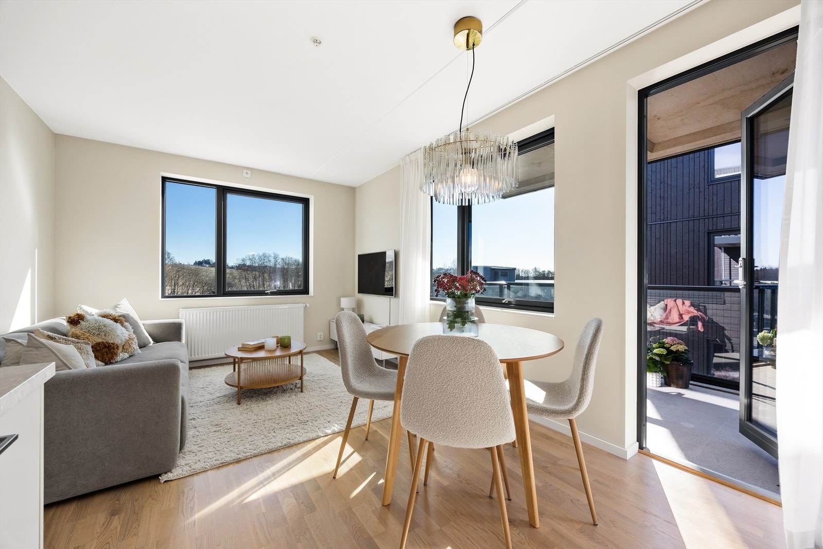 Direkte utgang til balkongen utvider oppholdsrommet på varme dager. Galleribilde