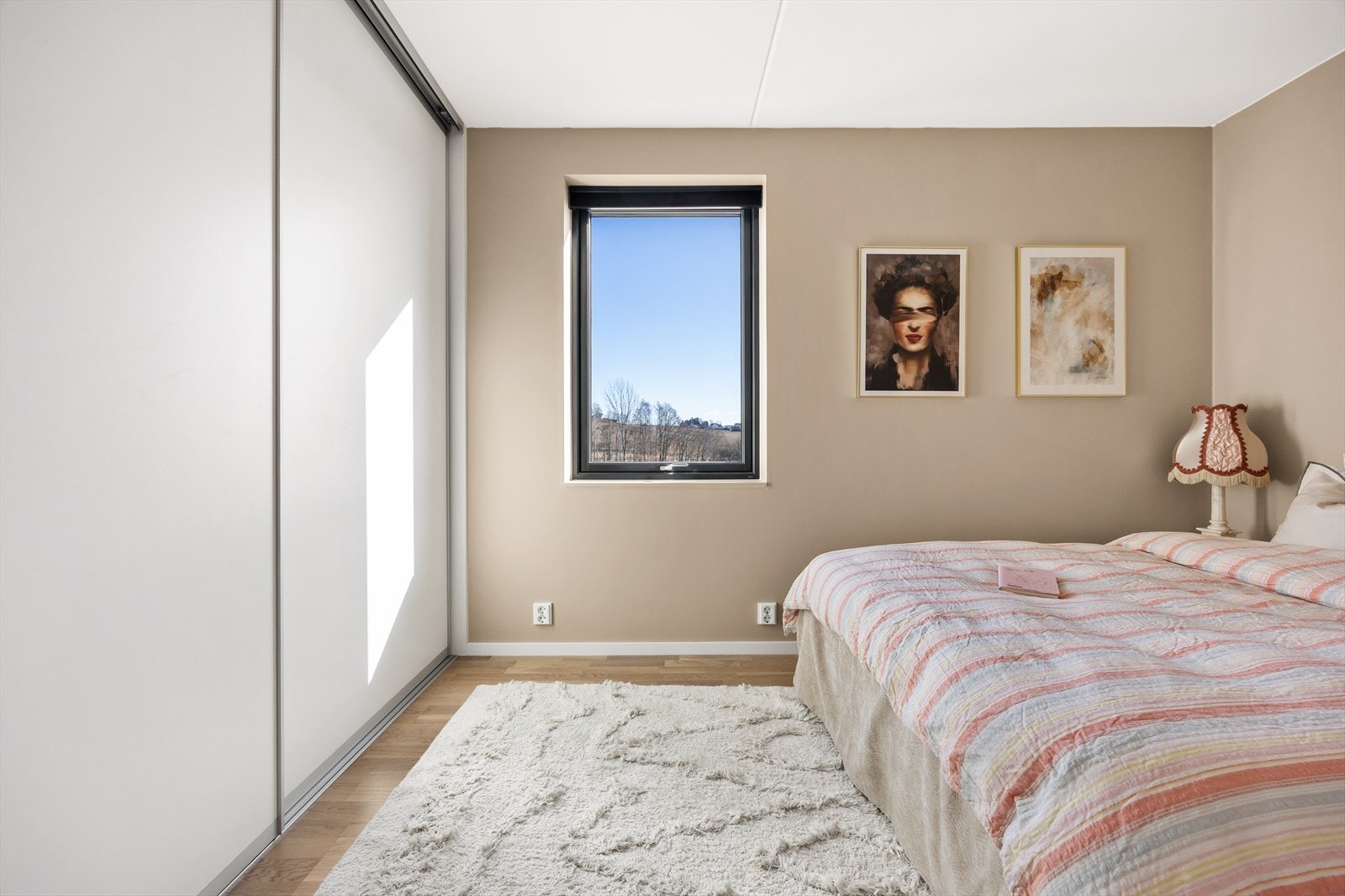 Soverommet har plass til dobbeltseng og er utstyrt med et romslig, innebygget garderobeskap. Galleribilde