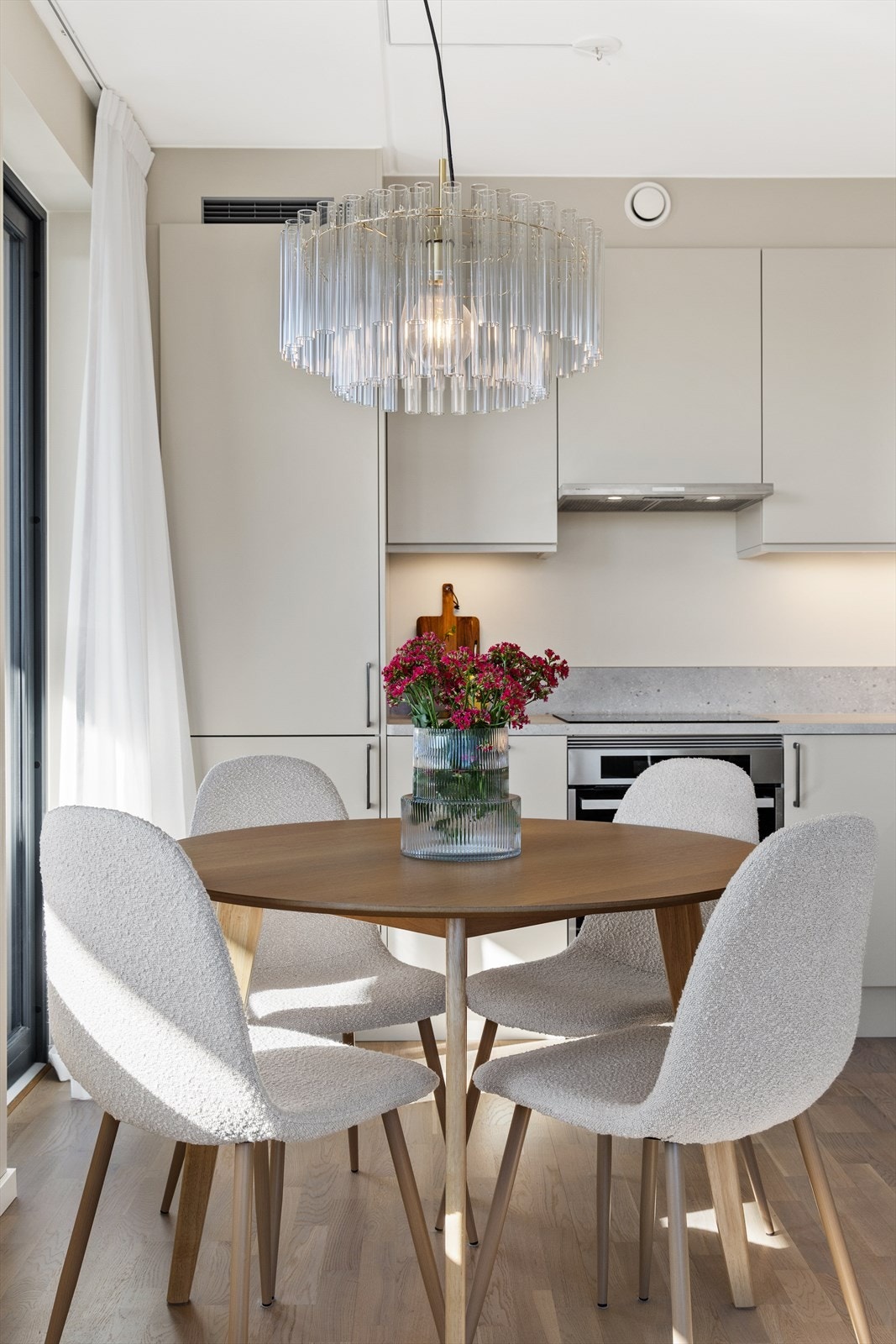 Spiseplassen er naturlig plassert i overgangen mellom kjøkken og stue. Galleribilde