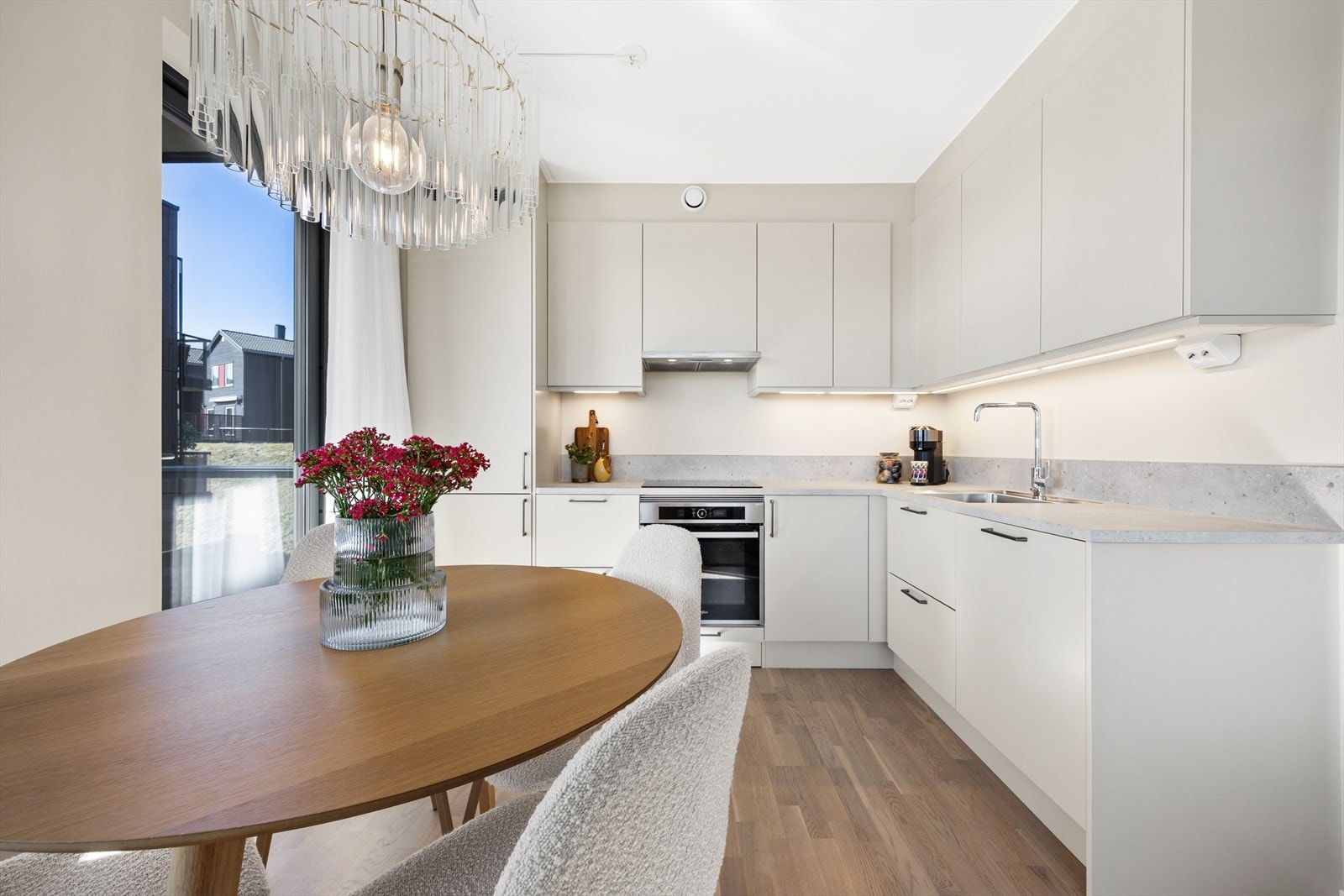 En arealeffektiv leilighet fra 2024 med åpen stue- og kjøkkenløsning. Galleribilde