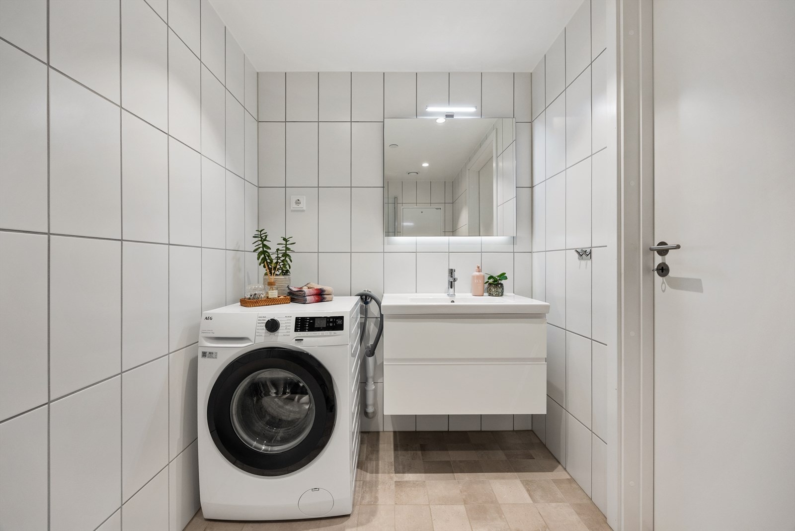 Baderomsinnredning med servant og god oppbevaringsplass i skuffer. Galleribilde