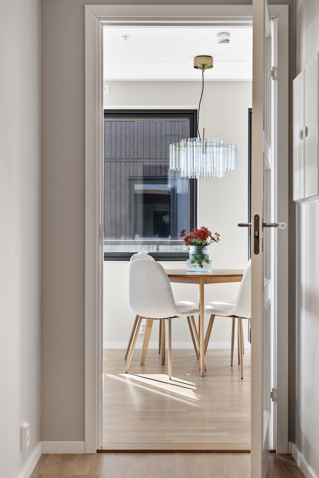 Et innbydende og lyst rom, sett fra entréen. Galleribilde