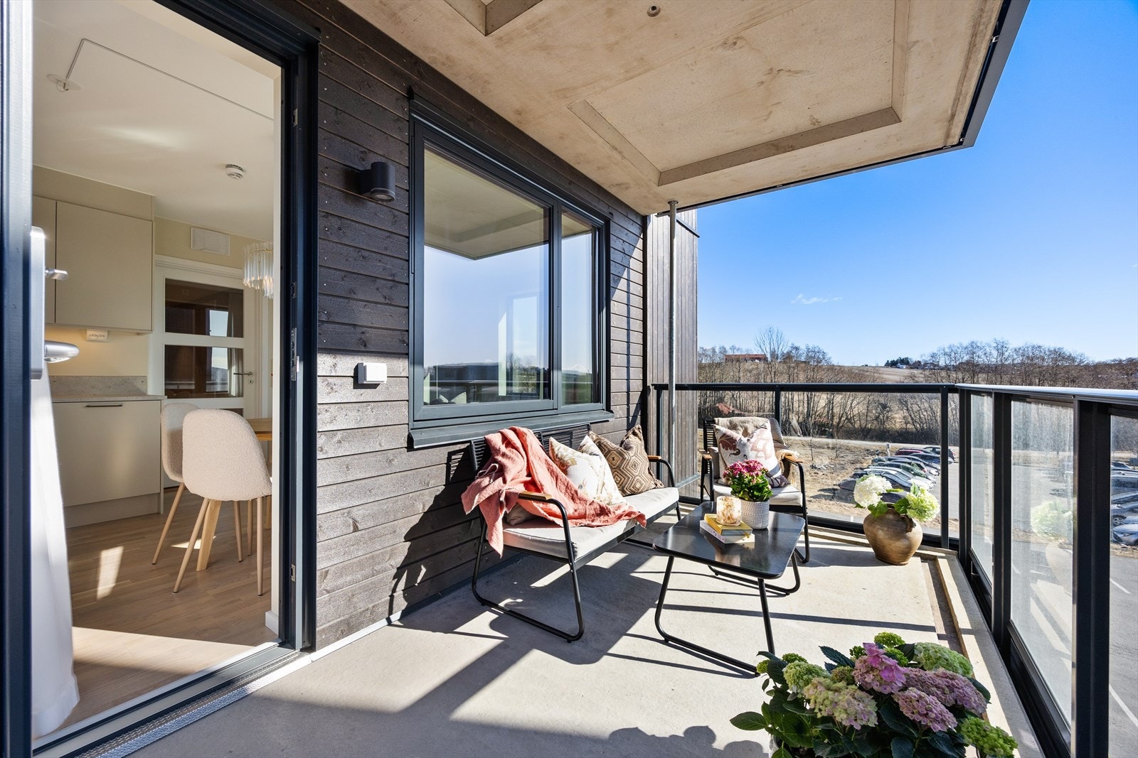 Balkongen er overbygget, noe som gir ly for vær og vind. Galleribilde