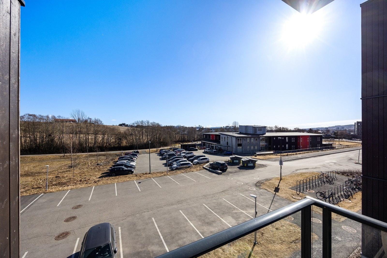 Fra leiligheten er det utsikt over nærområdet på Kjeller. Galleribilde