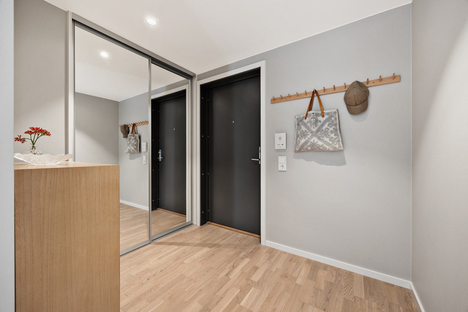 Fra den sentralt plasserte entréen er det adkomst til alle rom i boligen. Galleribilde