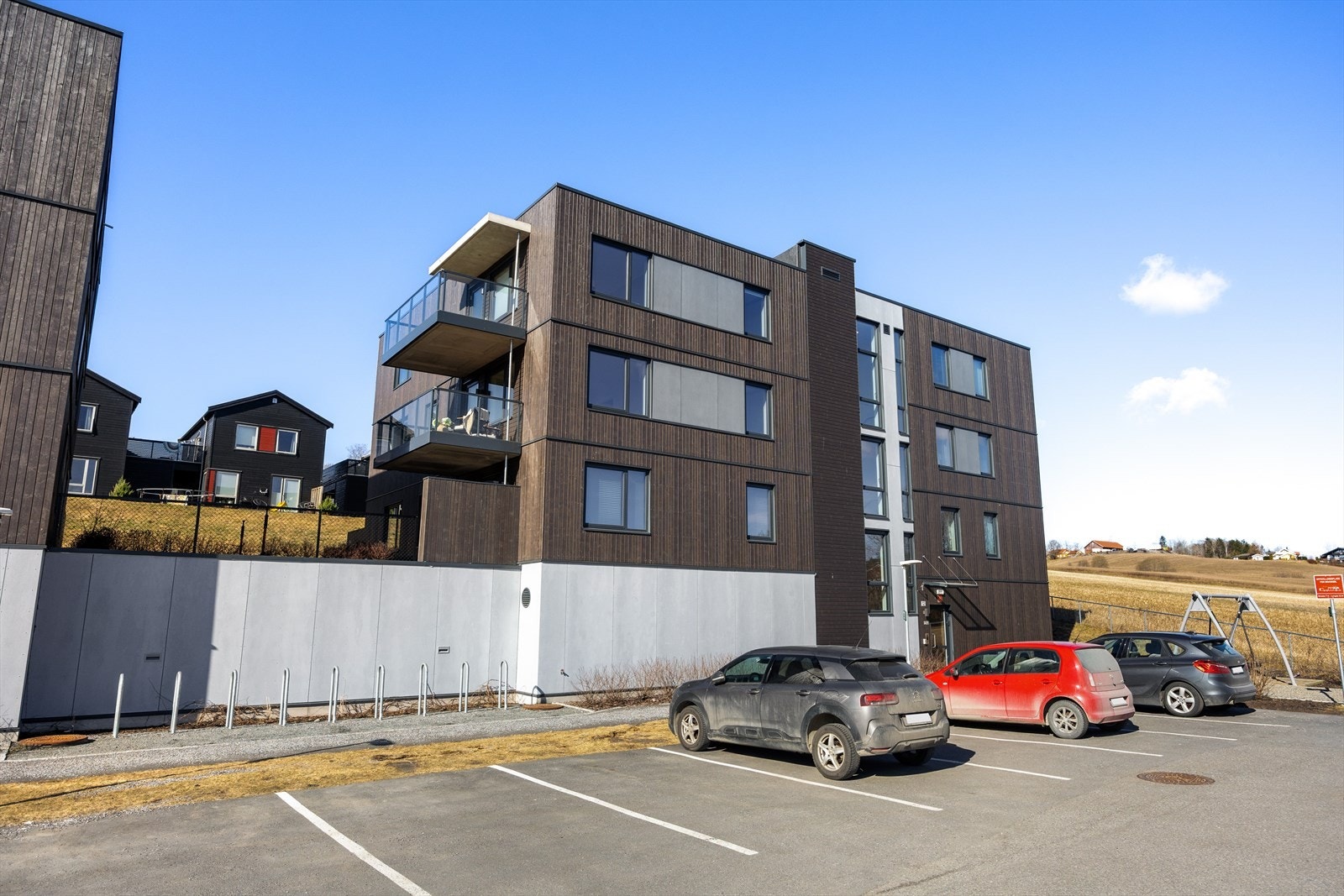 Eiendommen har pene og velholdte fellesarealer med blant annet lekeplass. Galleribilde