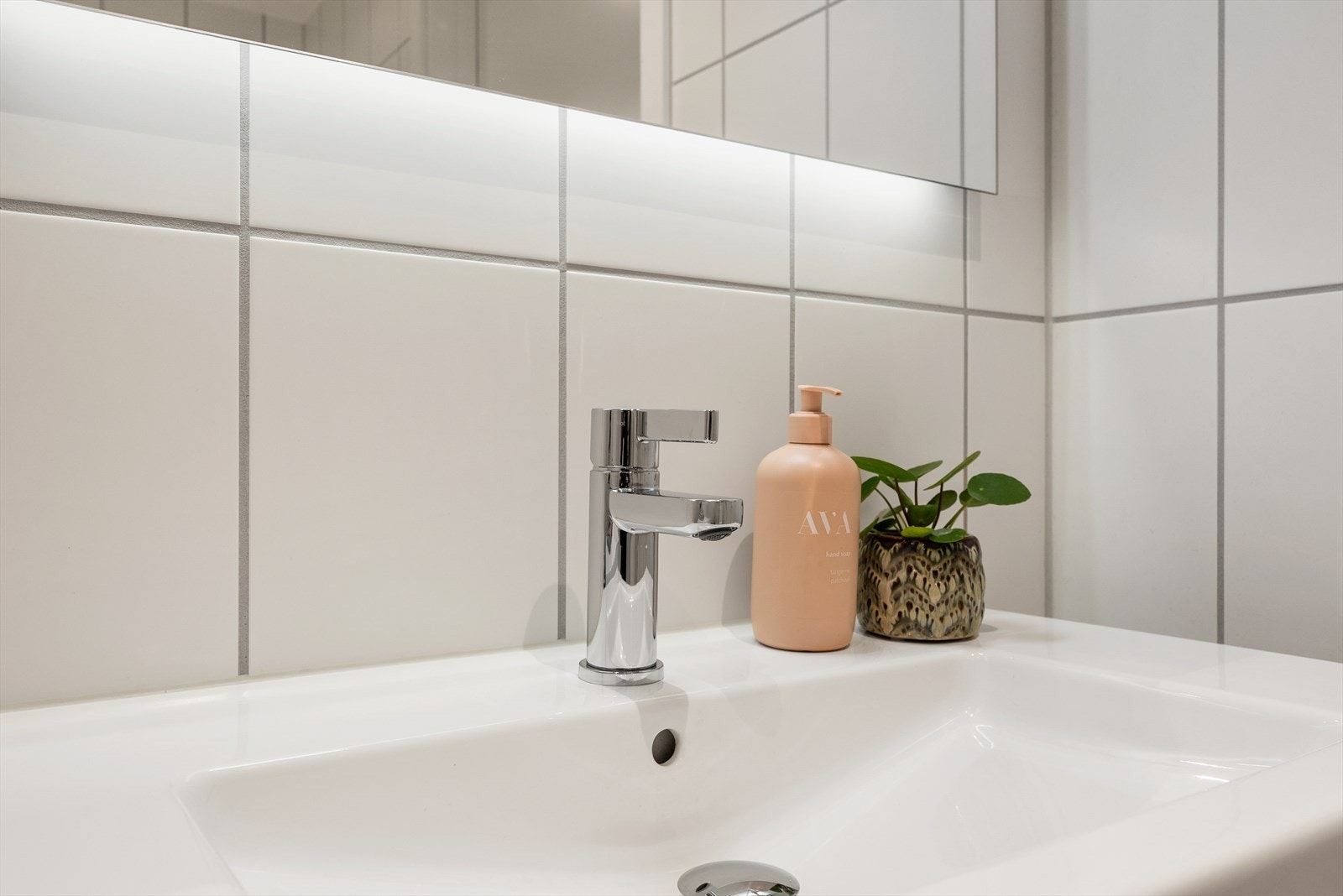 Speil med integrert belysning over servanten gir et rent uttrykk. Galleribilde