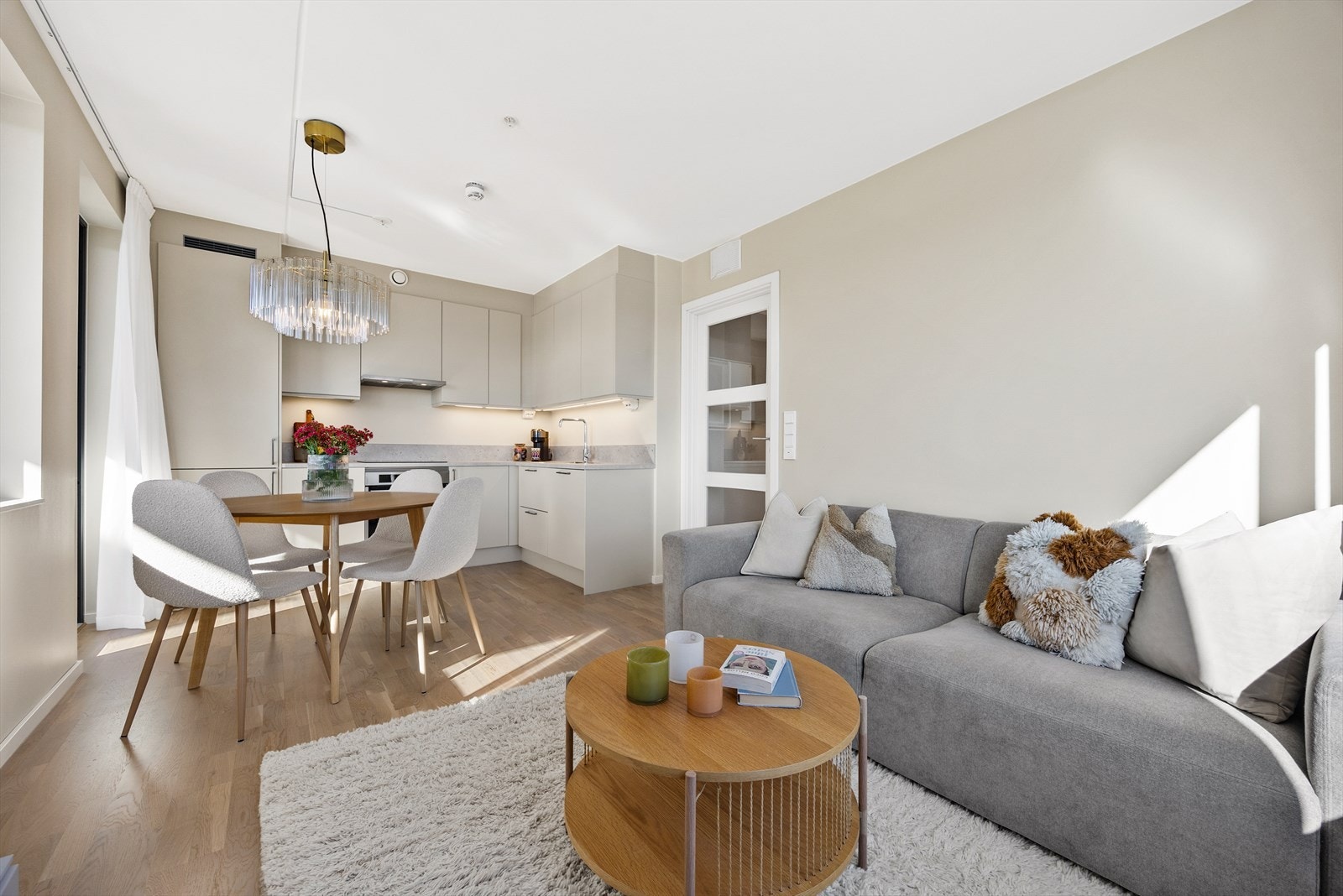 Her er det god plass til både en komfortabel sofagruppe og et hyggelig spisebord. Galleribilde