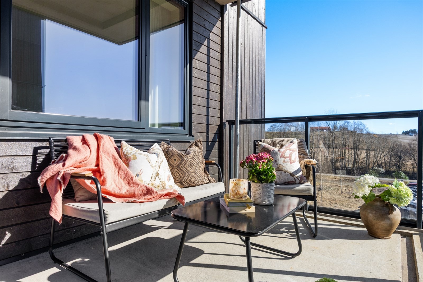 Balkongen er en fin forlengelse av stuen, med plass til utemøbler. Galleribilde