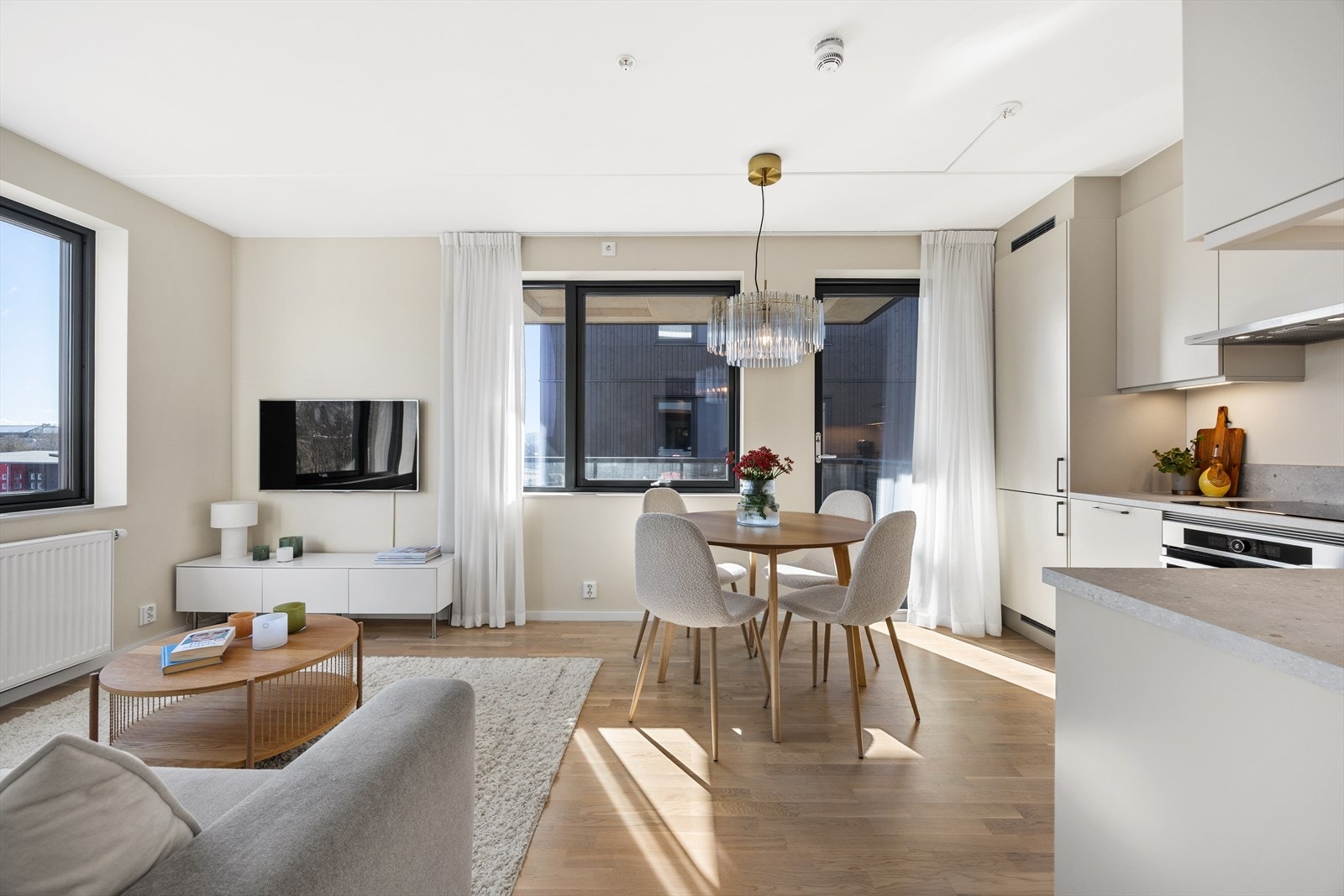 Den åpne løsningen mellom stue og kjøkken skaper en sosial og luftig sone. Galleribilde