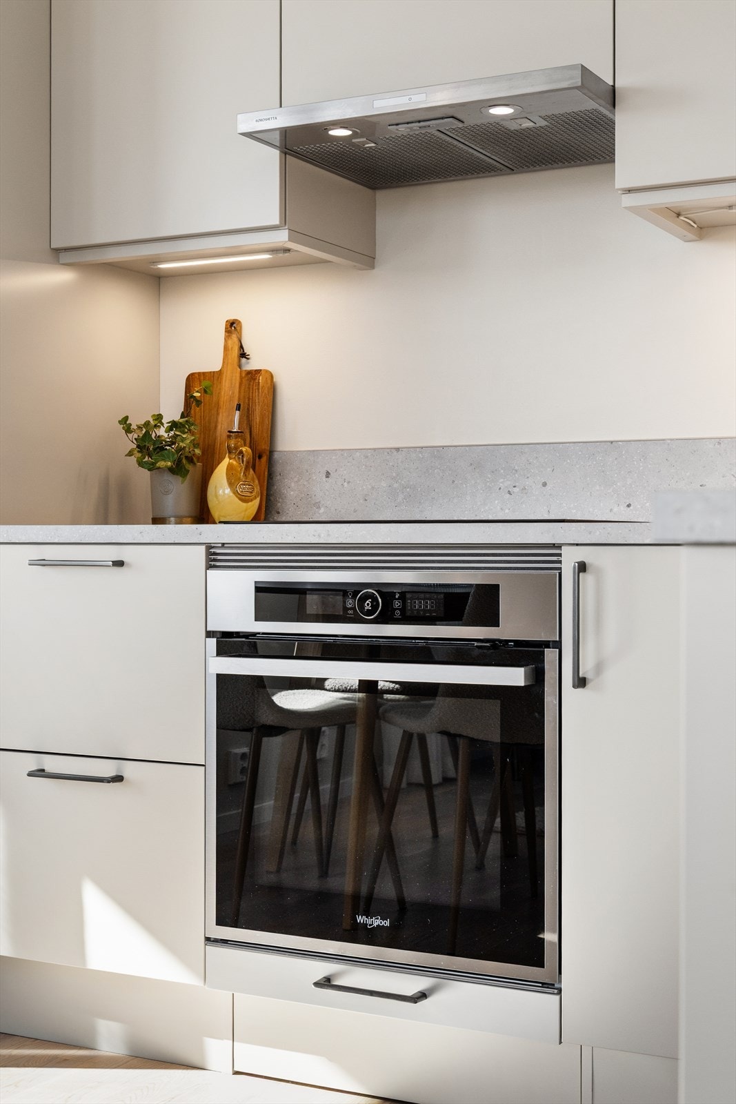 Moderne hvitevarer er på plass, klare for bruk. Galleribilde