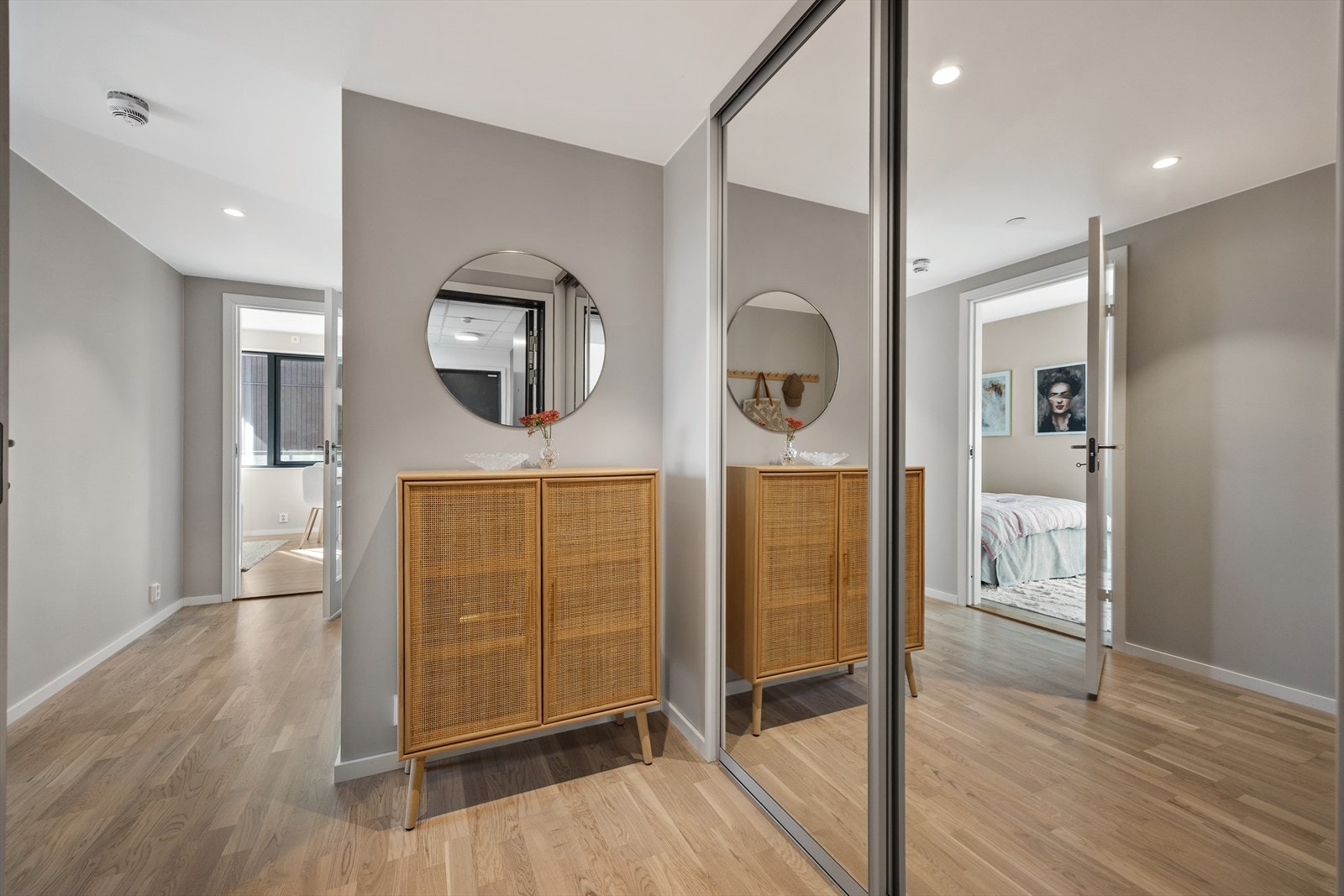 Entréen gir et godt førsteinntrykk og har en innebygget garderobe med speilfronter for effektiv oppbevaring. Galleribilde