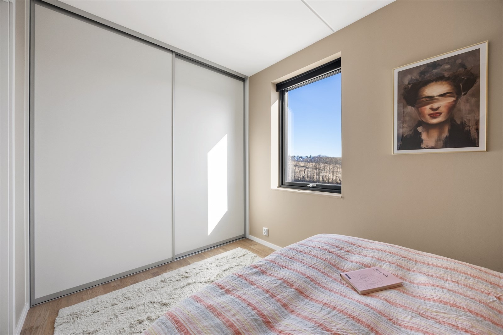 Den plassbygde skyvedørsgarderoben gir en svært arealeffektiv løsning. Galleribilde