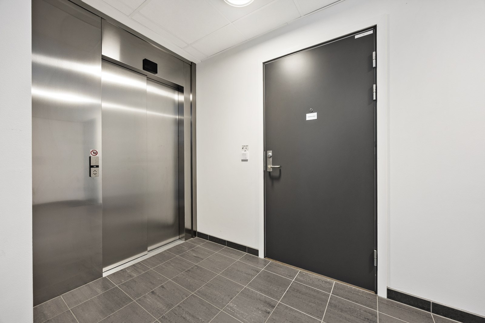 Bygget har heis, som gir enkel og trinnfri adkomst til leiligheten. Galleribilde