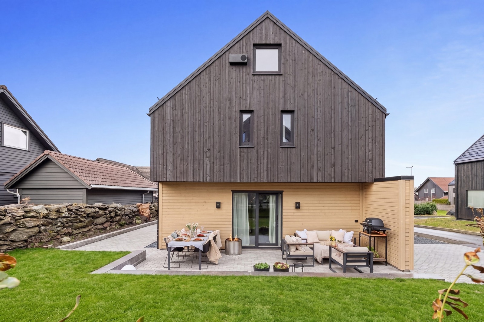 Tomten er på omtrent 381 kvm og har god plass til trampoline og lek til de små. Galleribilde